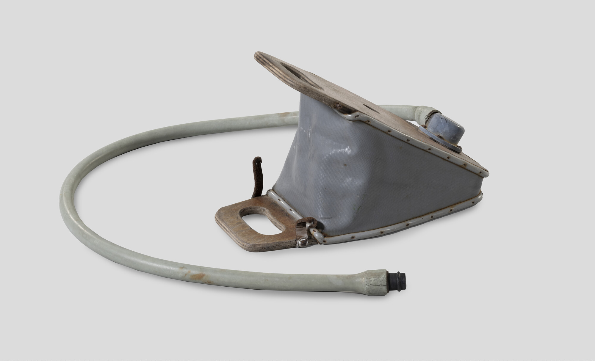 2019.1053-032; Voet-of handpomp met slang voor het opblazen van een boot, onderdeel van de uitrusting gebruikt door Herman Jansen tijdens zijn zeilreizen met de Sounion; pomp