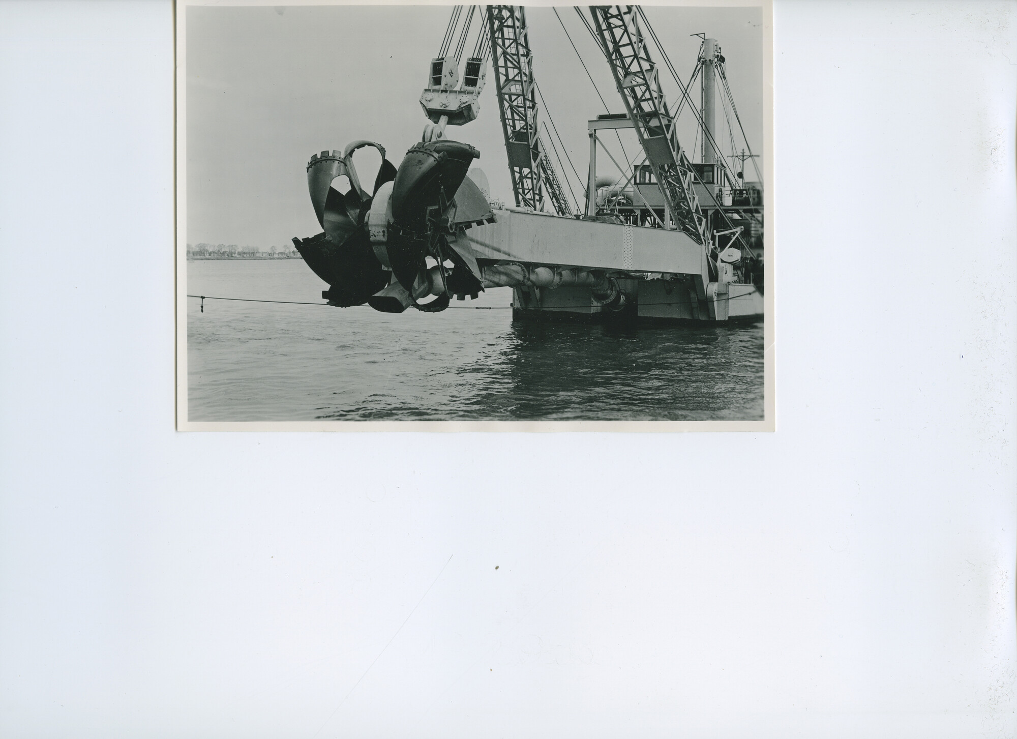 S.5621(01)0826; Foto van Rolleville; graafwiel - bakkenzuiger, bouwjaar 1951.; foto