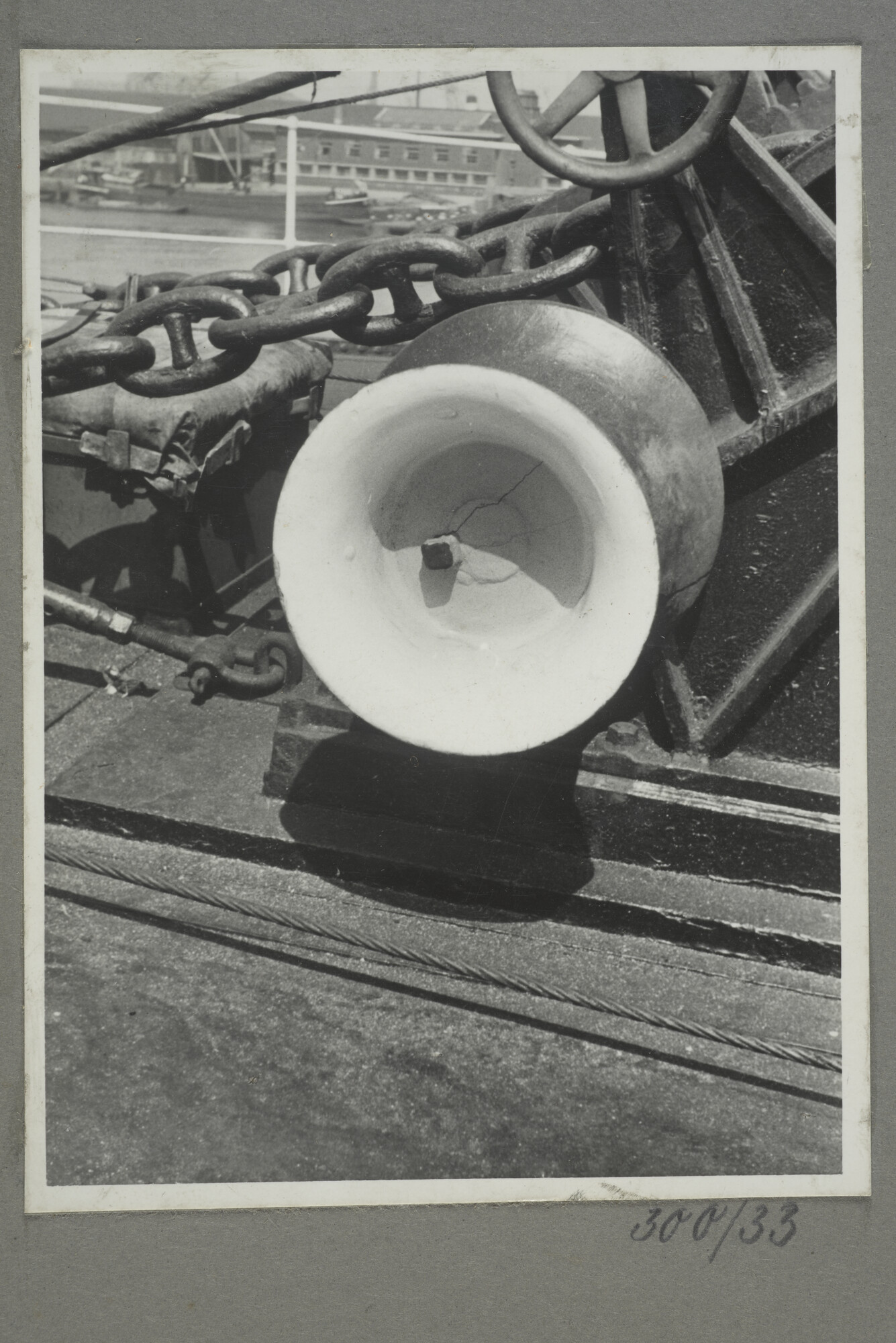 1998.2177; Omslag/ album met een grote hoeveelheid proeffoto's gemaakt door mw. A.M. Wolff-Koller in opdracht van de Gemeente Handelsinrichtingen in Amsterdam; omslag