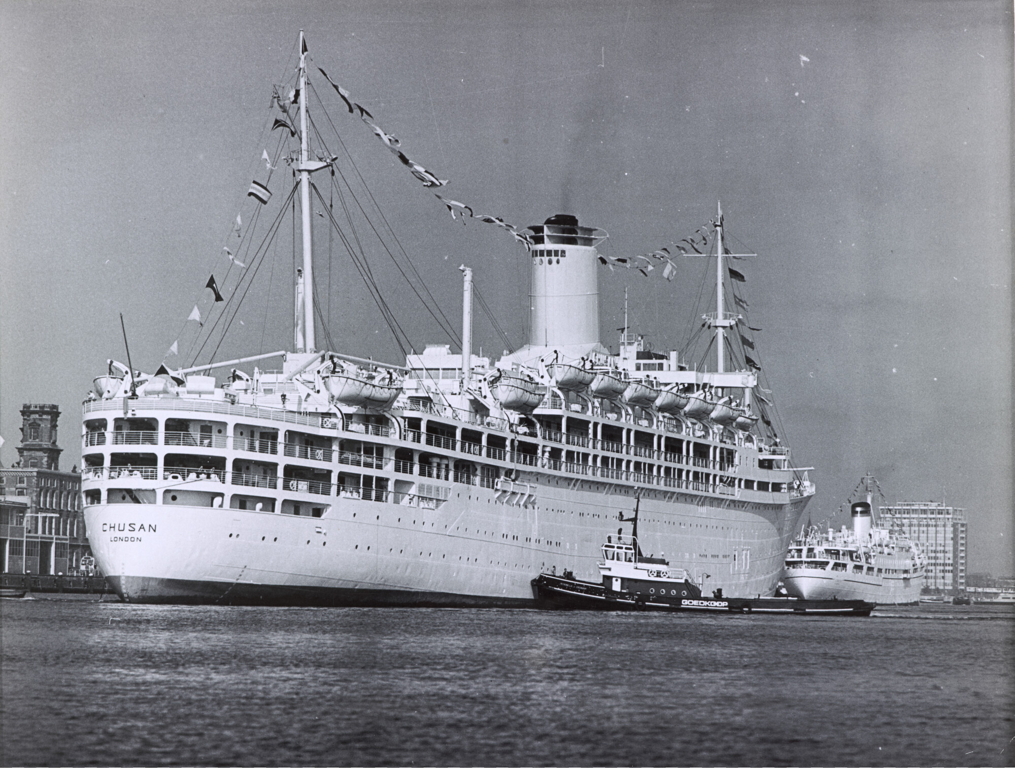 1998.1632; De Britse cruiseschepen ss. 'Chusan' en 'Aurelia' liggen afgemeerd in Amsterdam; foto