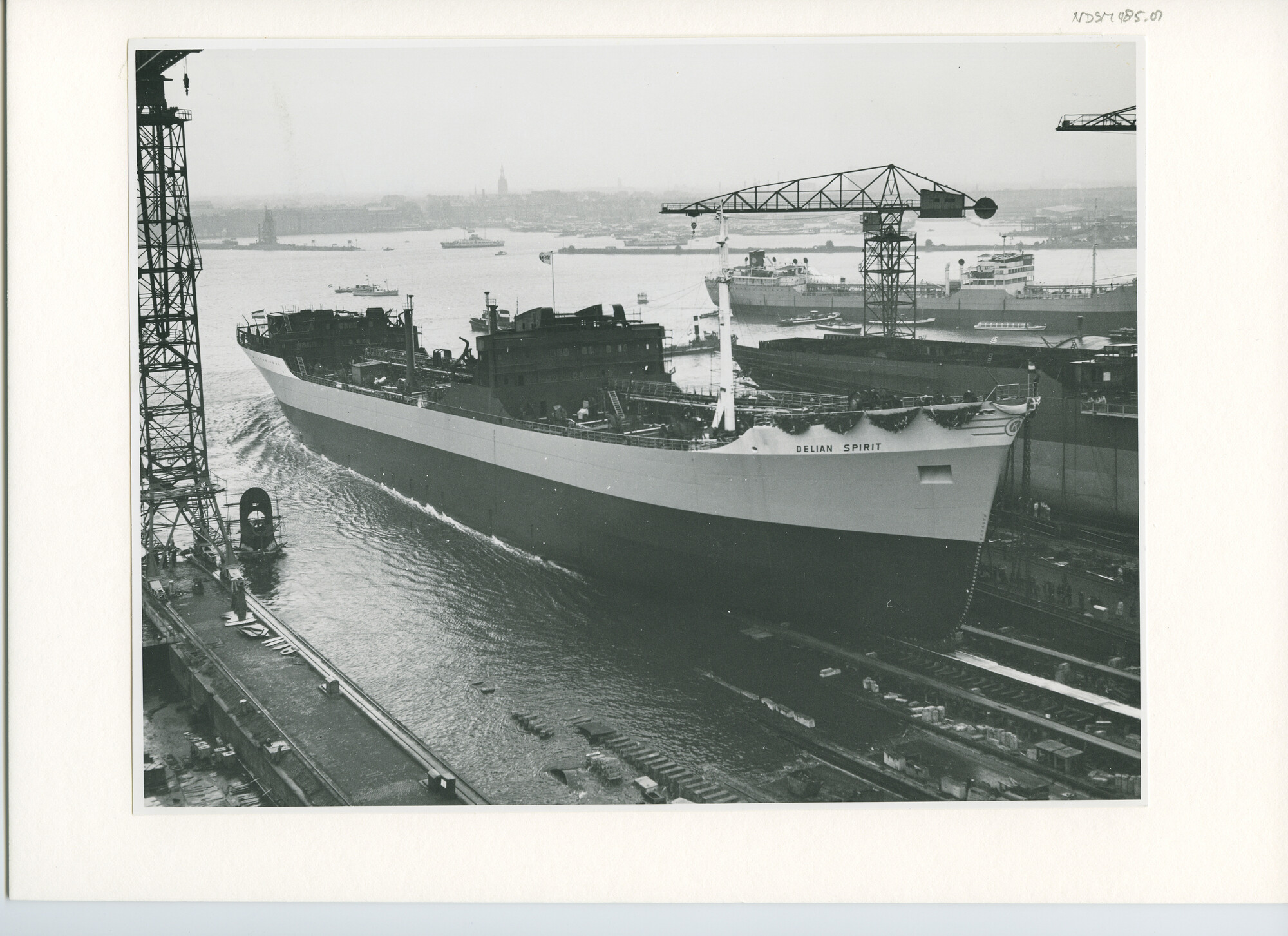 S.5444(2825)7; Foto van de tewaterlating van de tanker ms. Delian Spirit; foto