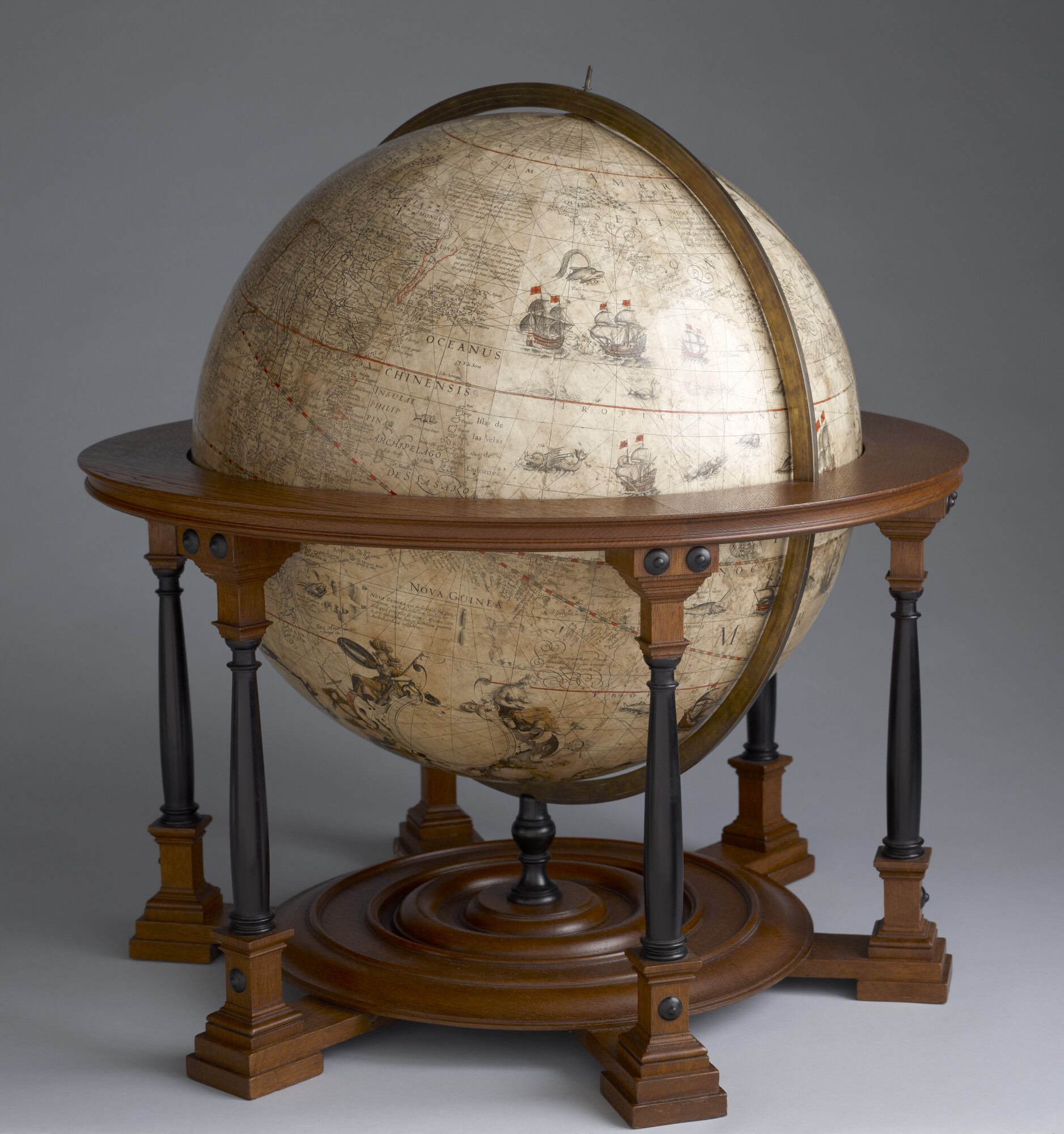 A.0145(025)03; Aardglobe van 53,5 cm doorsnede door Jodocus Hondius junior en Adriaen Veen, 1613; globe