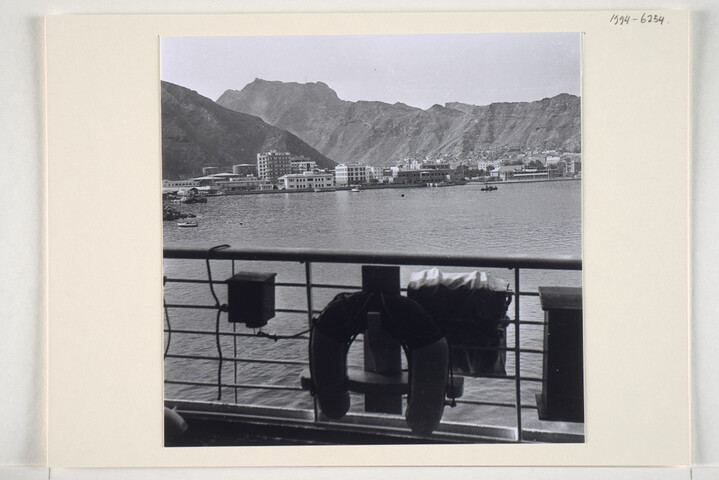 1994.6254; Een gezicht op Aden vanaf het passagiersschip ms. Oranje van de SMN; foto