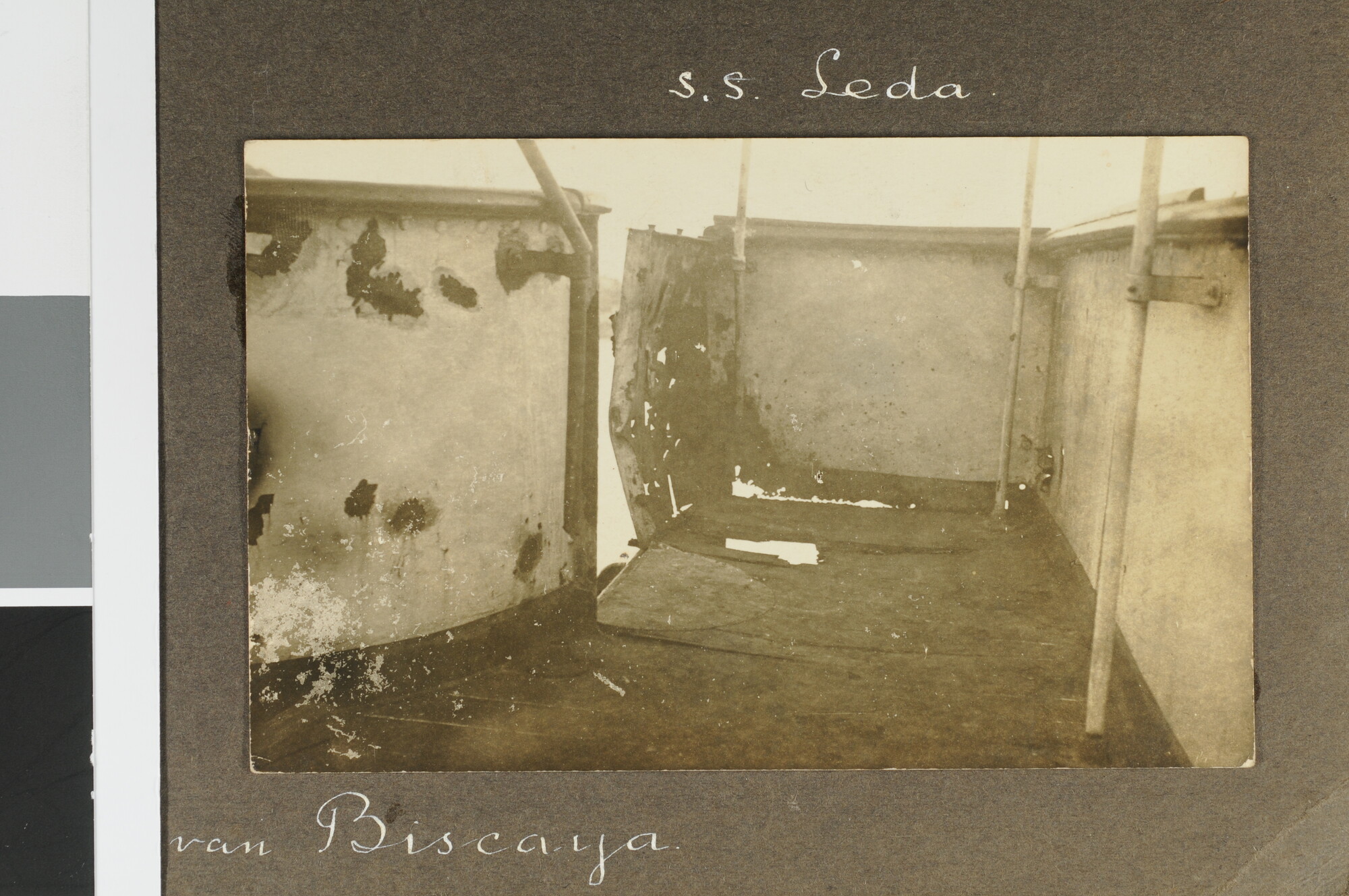 S.6087(05); Fotoblad [uit fotoalbum gescheurd] met daarop 3 fotos van het ss. Leda van [...]; fotoreportage
