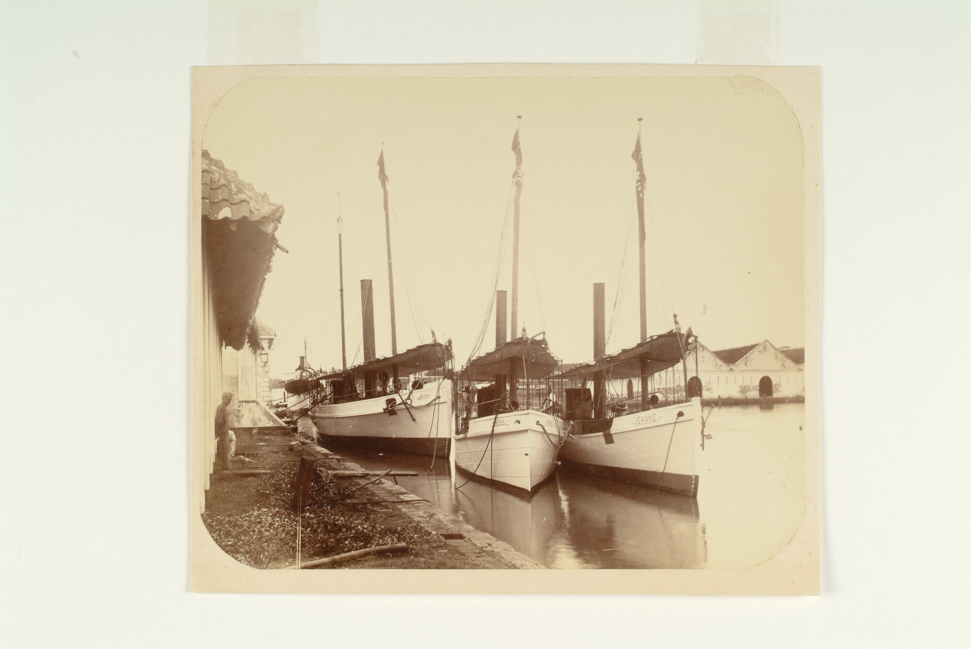 S.1158 C [nr 0002]; De gewestelijke vaartuigen Anna, Adrienne en Jeanne; foto