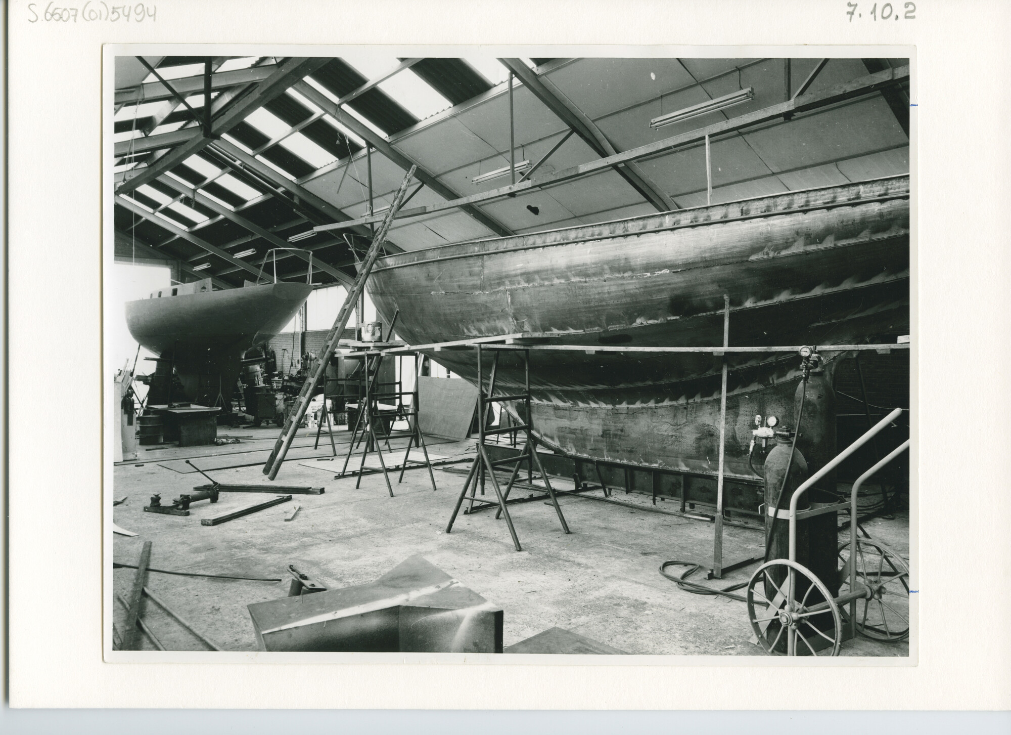 S.6507(01)5494; Foto van bedrijvigheid in de loods van jachtwerf Huisman te Ronduite ( later Royal Huisman, Vollenhove); foto
