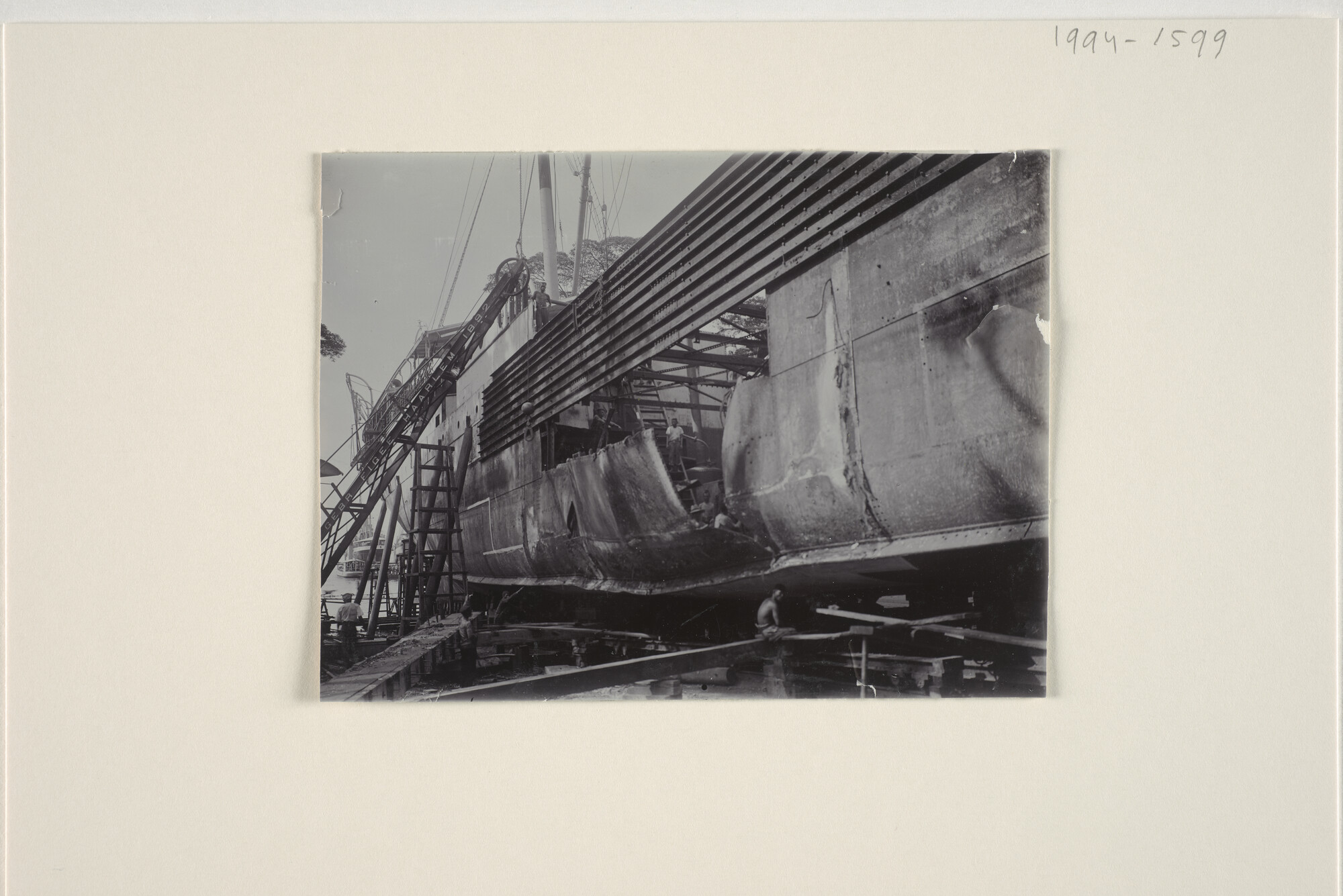 1994.1599; Foto's van de reparatie door de Nederlandsche Scheepsbouw Maatschappij van de middensectie van het ss. 'Pahud' [...]; fotoreportage