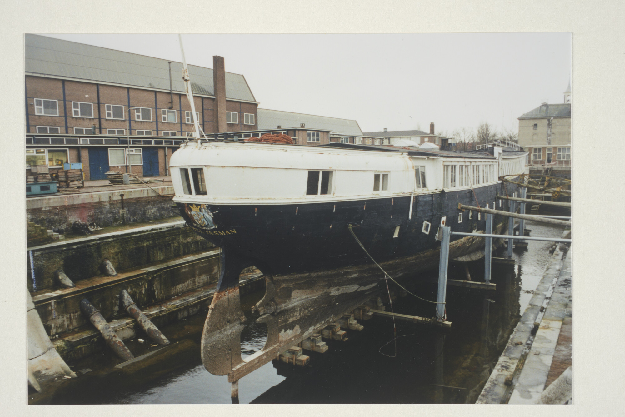1998.1559; Kleurenfoto's van het voormalige internaatschip Abel Tasman voor restauratie in het droogdok van de (voormalige) Rijkswerf in Den Helder; fotoreportage