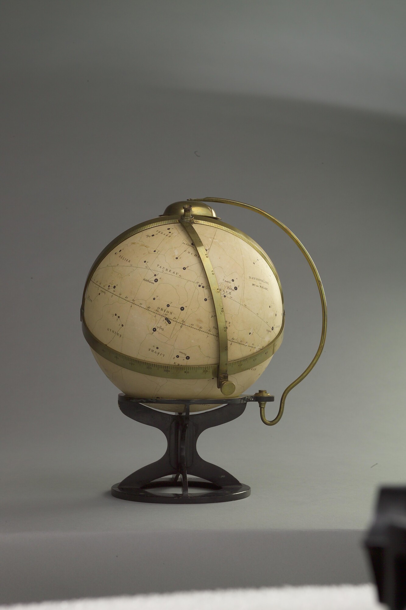 B.0024(01); Navisphere (hemelglobe) van ca. 23 cm. in doorsnede ontworpen door H. de Magnac, in originele houten kist; navisphere