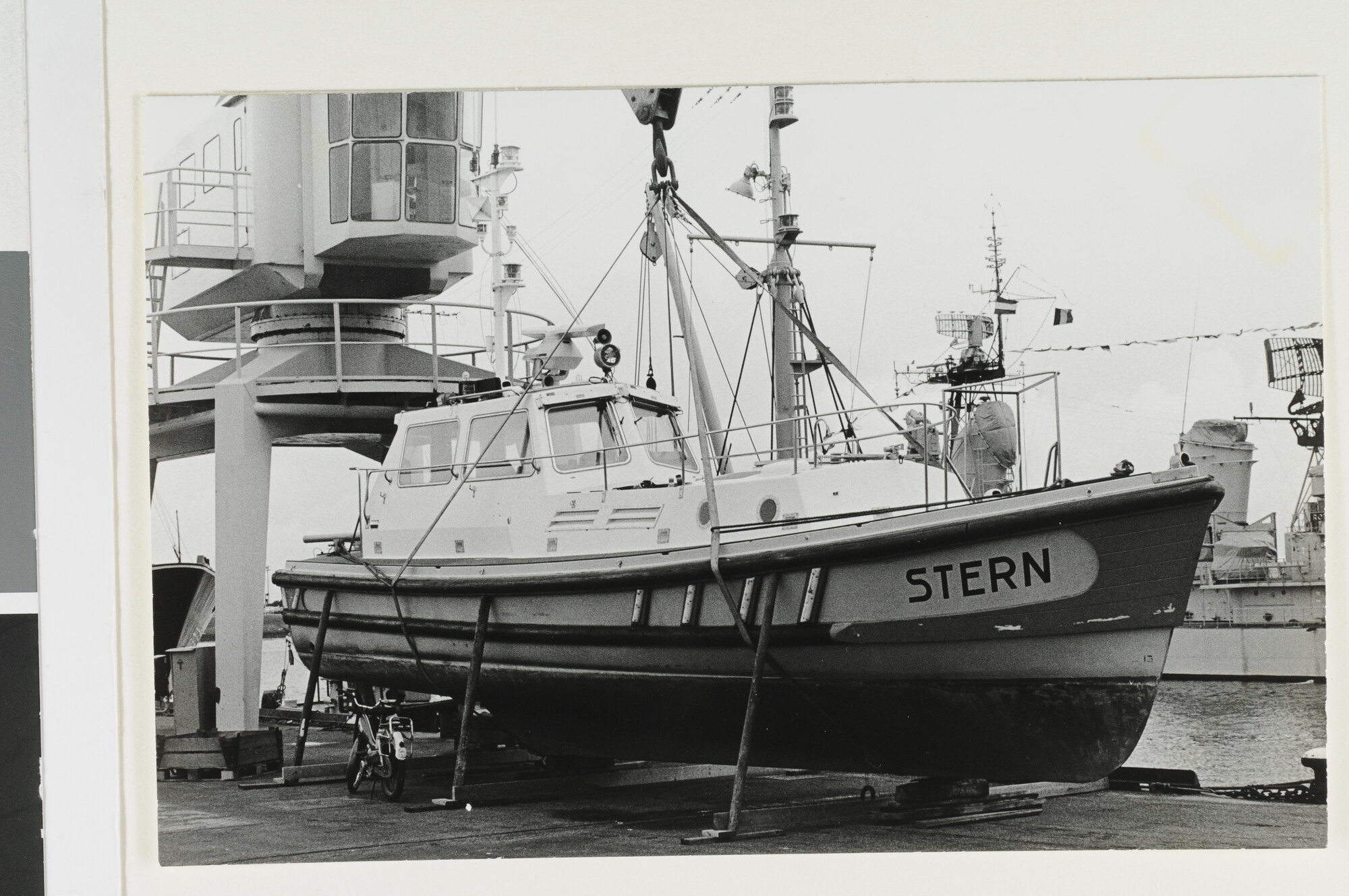 1993.1092; Redeafhaalboot Stern op de wal in de haven van Den Helder; foto