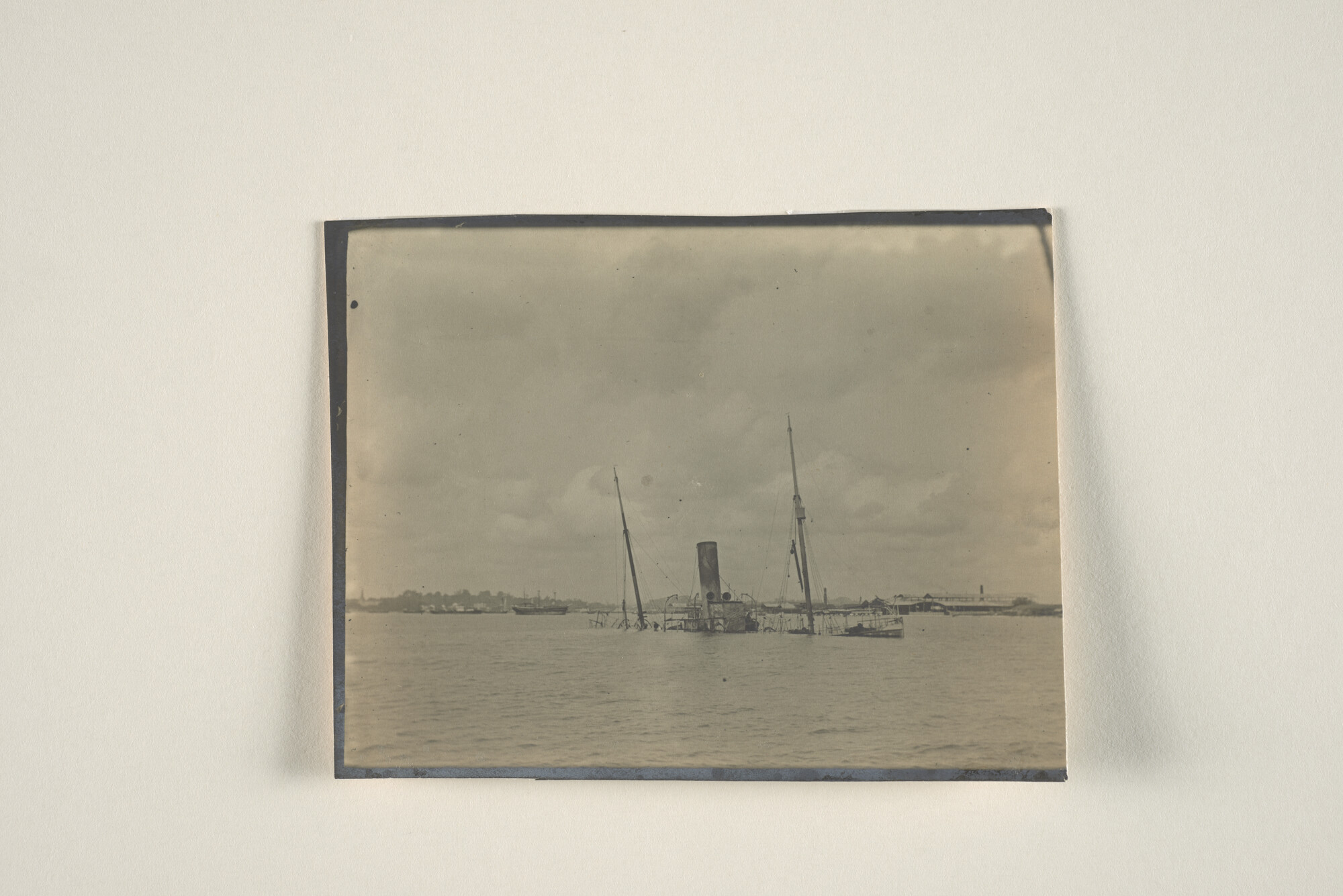 1994.1657; Foto's van het uitgebrande en gezonken wrak van het ss. 'Reijniersz' van de KPM even buiten de haven van Singapore [...]; fotoreportage