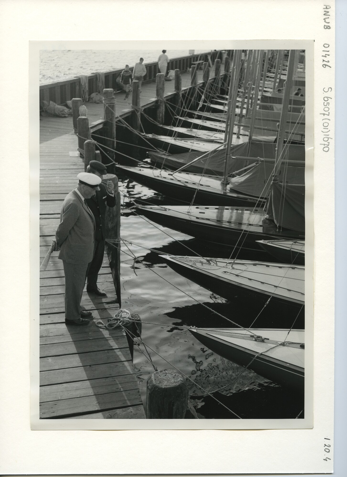 S.6507(01)1670; Foto van mannen die zeilschepen bekijken; foto