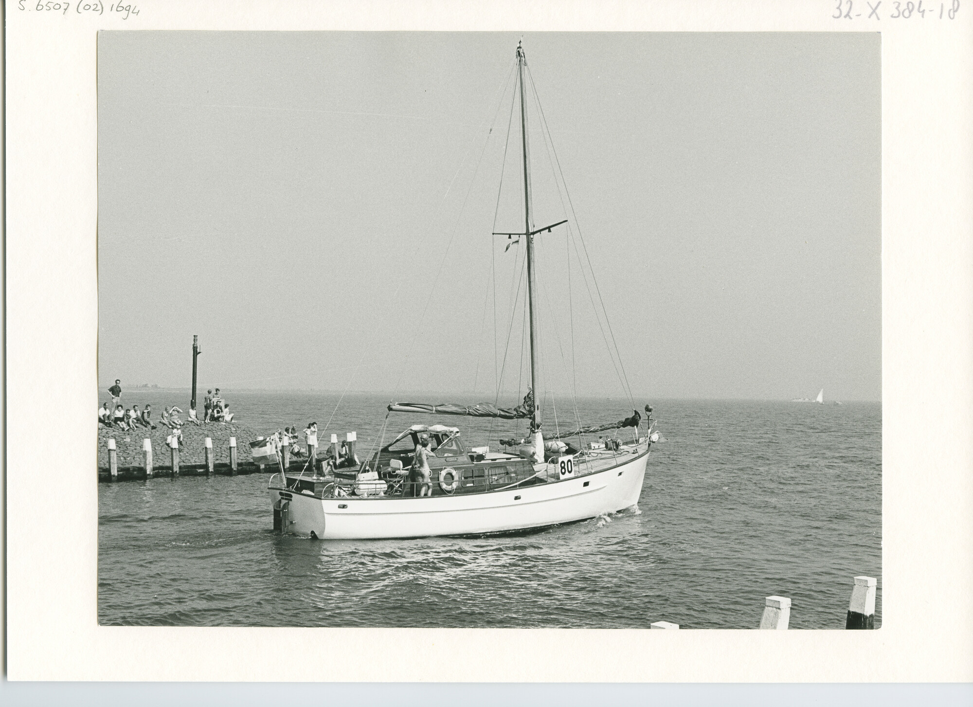 S.6507(02)1694.02; Zwart-wit foto van de deelnemers aan de Pavillon d'Or 1969 verlaten Medemblik; foto