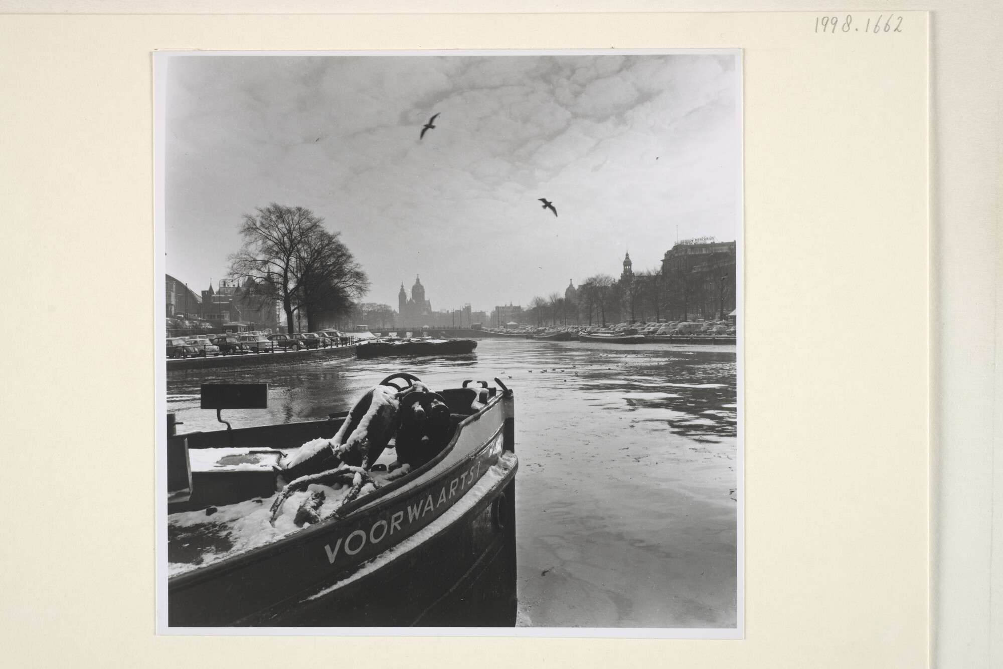 1998.1662; Sfeerbeeld, stadsgezicht te Amsterdam: het Open Havenfront, gezien vanaf de [...]; foto