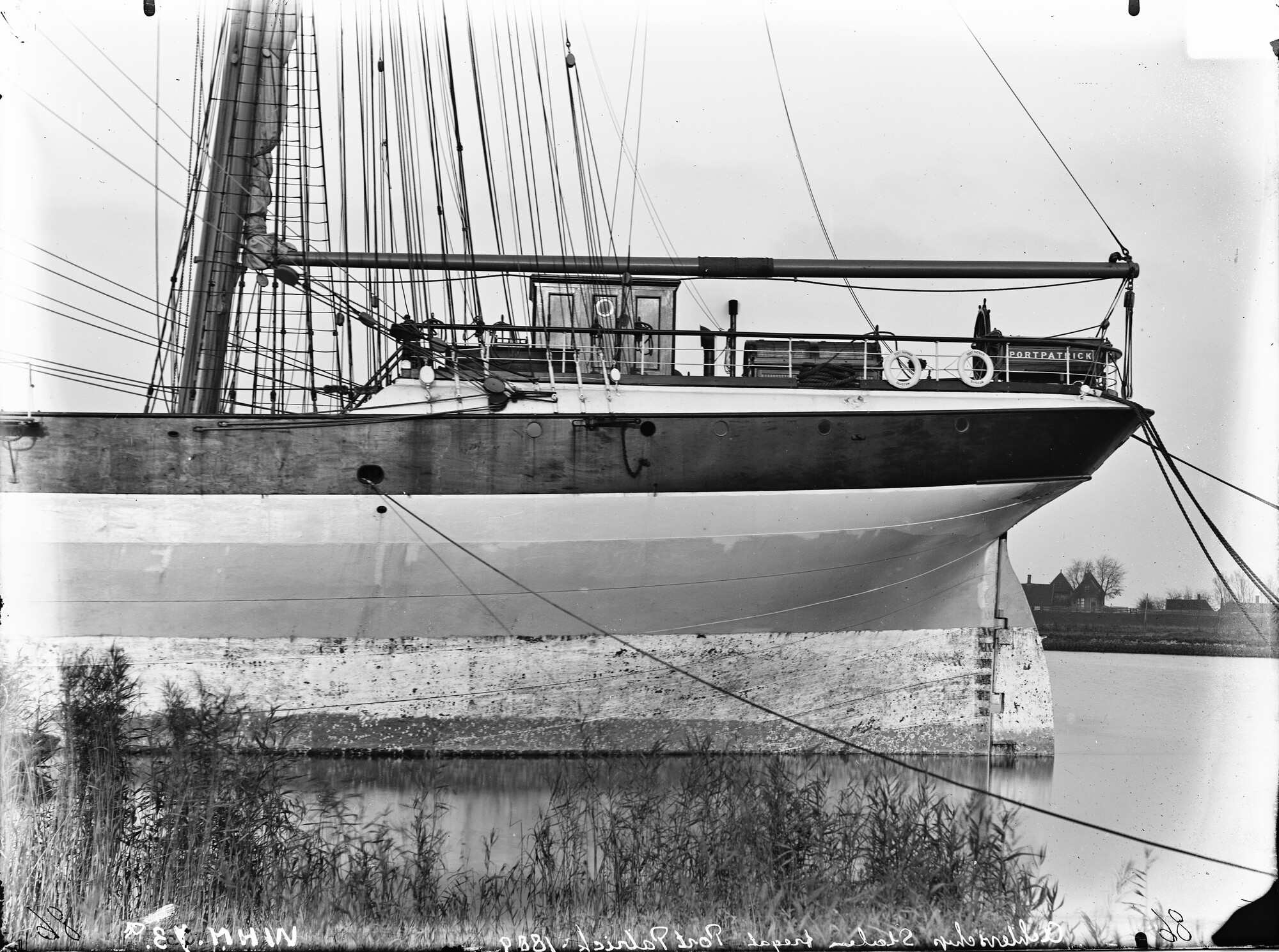 S.1156(06)336a3; Glasnegatief van de driemast stalen bark Port Patrick afgemeerd aan een kade; negatief