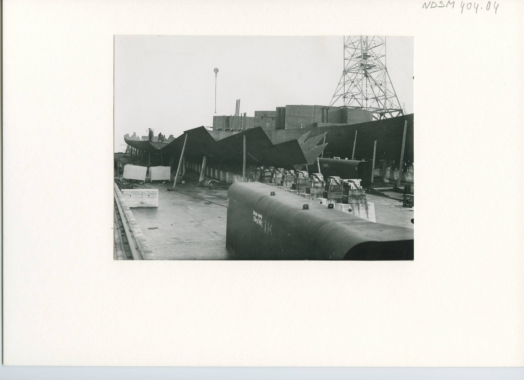 S.5444(1711); Foto van het vracht-passagiersschip ms. Kaloekoe in aanbouw bij de NDSM; foto