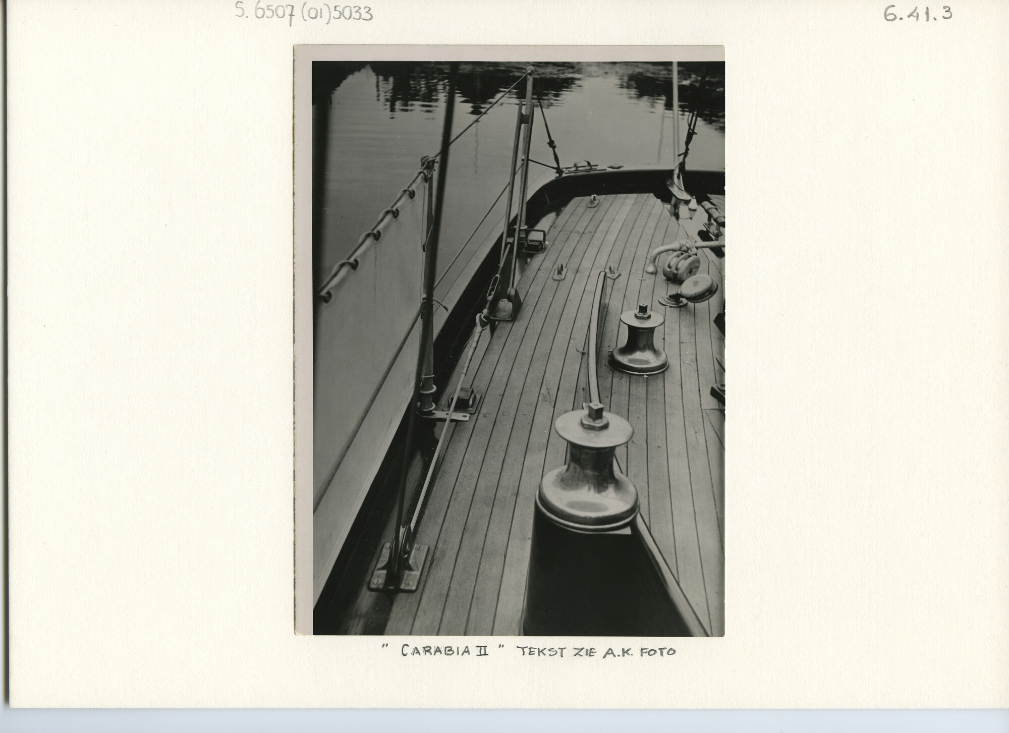S.6507(01)5033; Foto van een detail van het dek van de Carabia II; foto