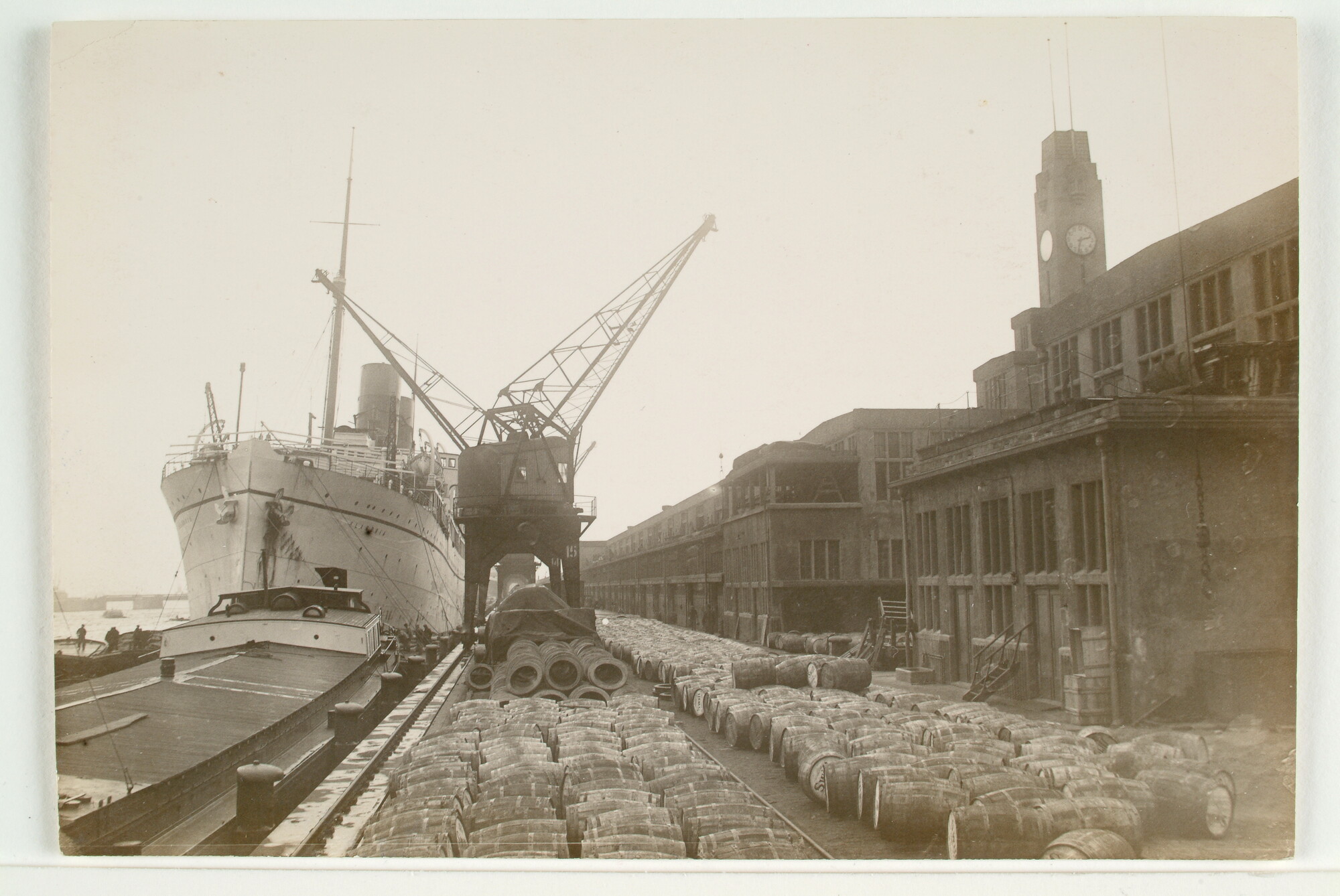 2003.1361; Het passagiersschip ss. 'Flandria' van de Koninklijke Hollandsche Lloyd aan de kade te Amsterdam; foto