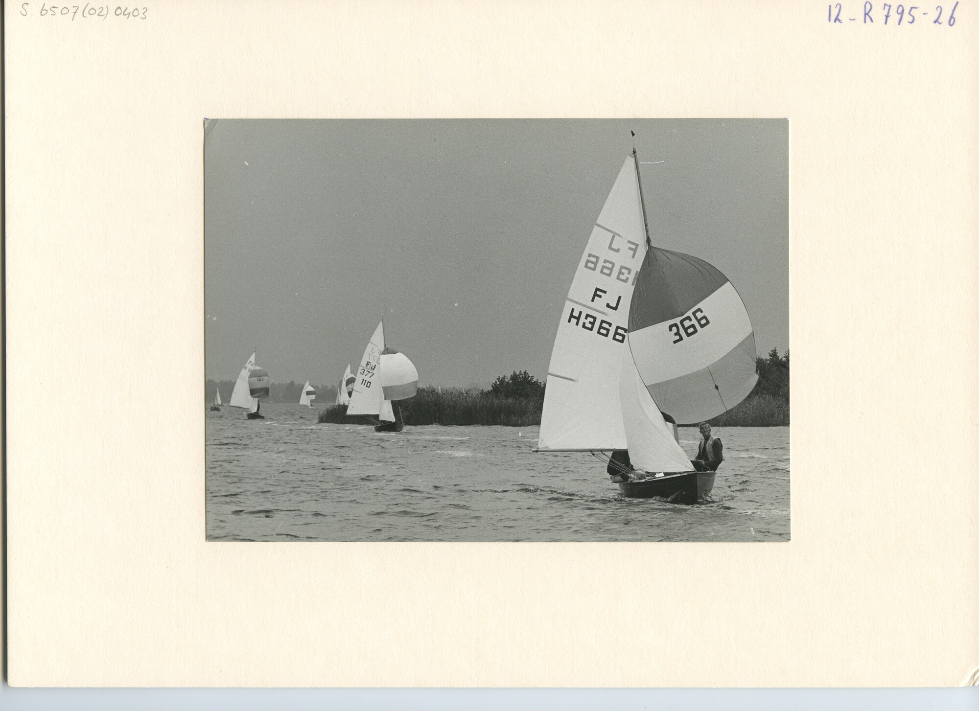 S.6507(02)0403.03; Zwart-wit foto van het Europees Kampioenschap Flying Junior 1964 op de Loosdrechtse Plassen; foto