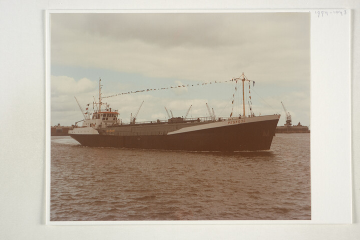 1994.1043; Foto's van de bouw bij Scheepswerf Van Goor Monnickendam van de coaster ms. 'Lenie', van de 'Pergo' en van de hopper-zuiger 'Reimerswaal'; fotoalbum