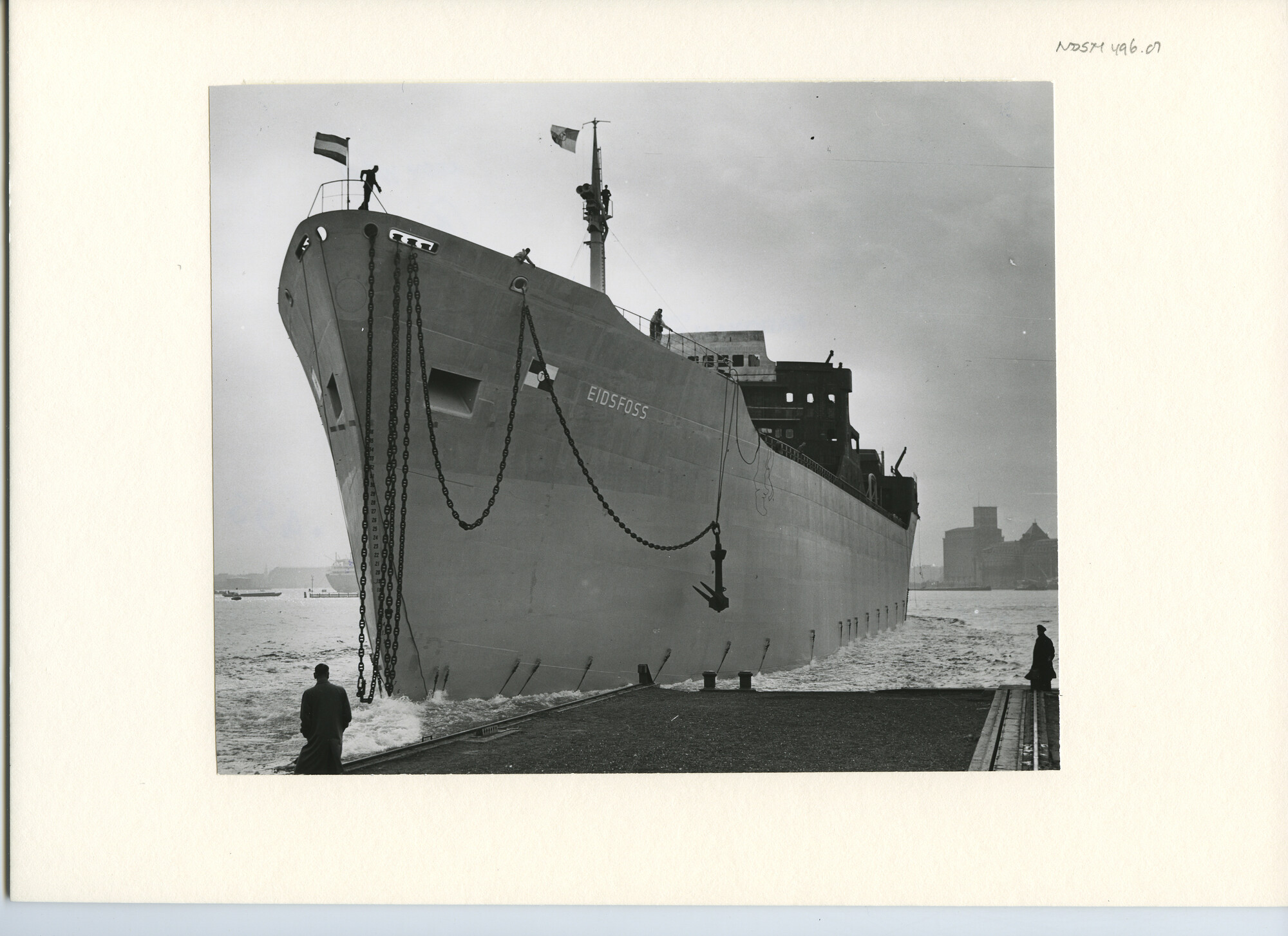 S.5444(2874)7; Foto van de tewaterlating van de tanker ms. Eidsfoss; foto