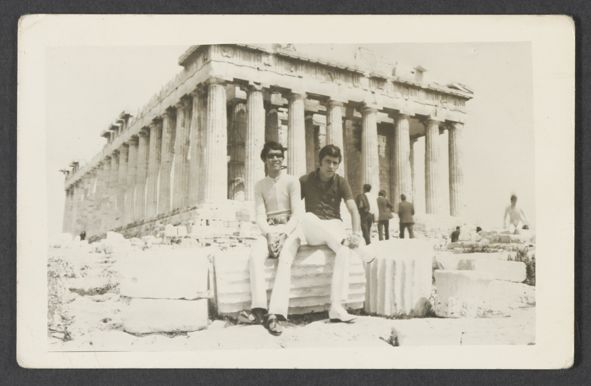 2024.0012; Zwart-wit foto van Henk Rooijmans en een onder-officier van ss. Rotterdam bij de Akropolis van Athene; foto