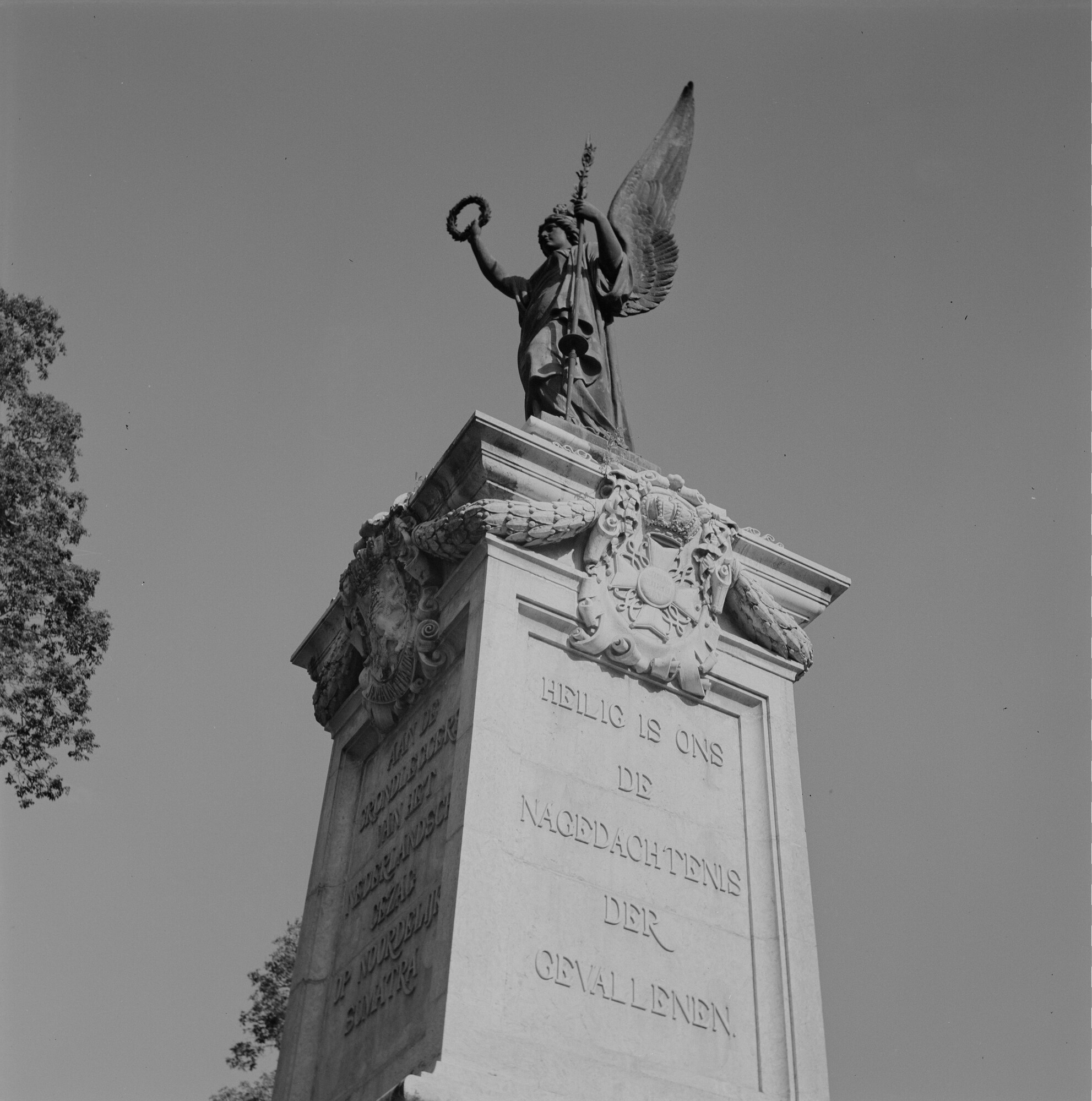 2015.3555; Negatief van het monument in het Fort Wilhelminapark in Djakarta (Jakarta); negatief
