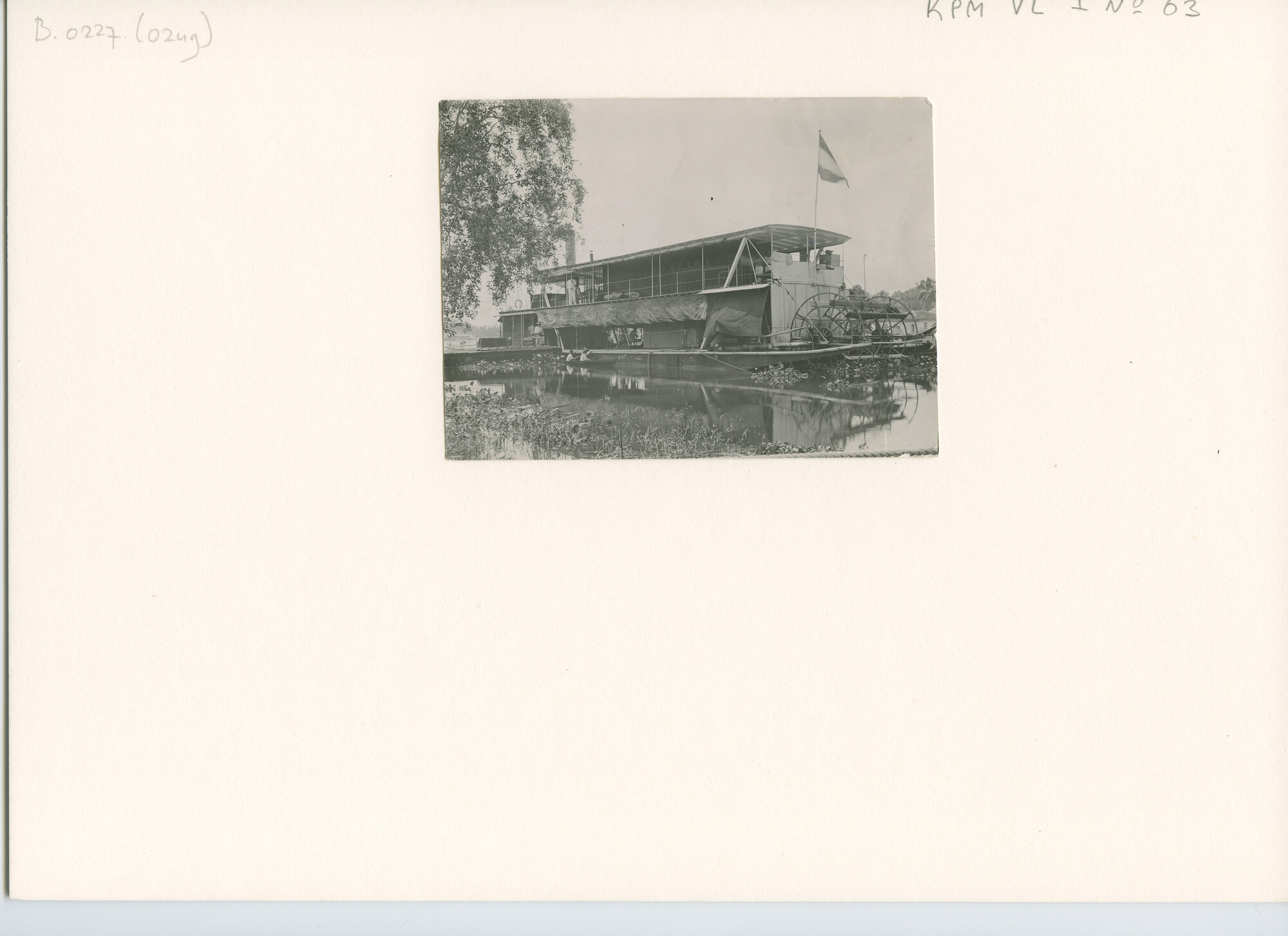 B.0227(0249); Foto van de hekwieler ss. Negara afgemeerd aan een steiger op de Barito-rivier bij een KPM-post; foto