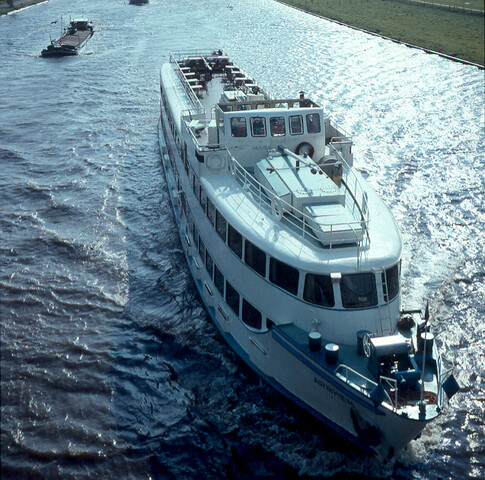 S.9100(1657); Dia van het Amsterdam-Rijnkanaal. Kanaal bij Weesp met groot passagiersschip; diapositief