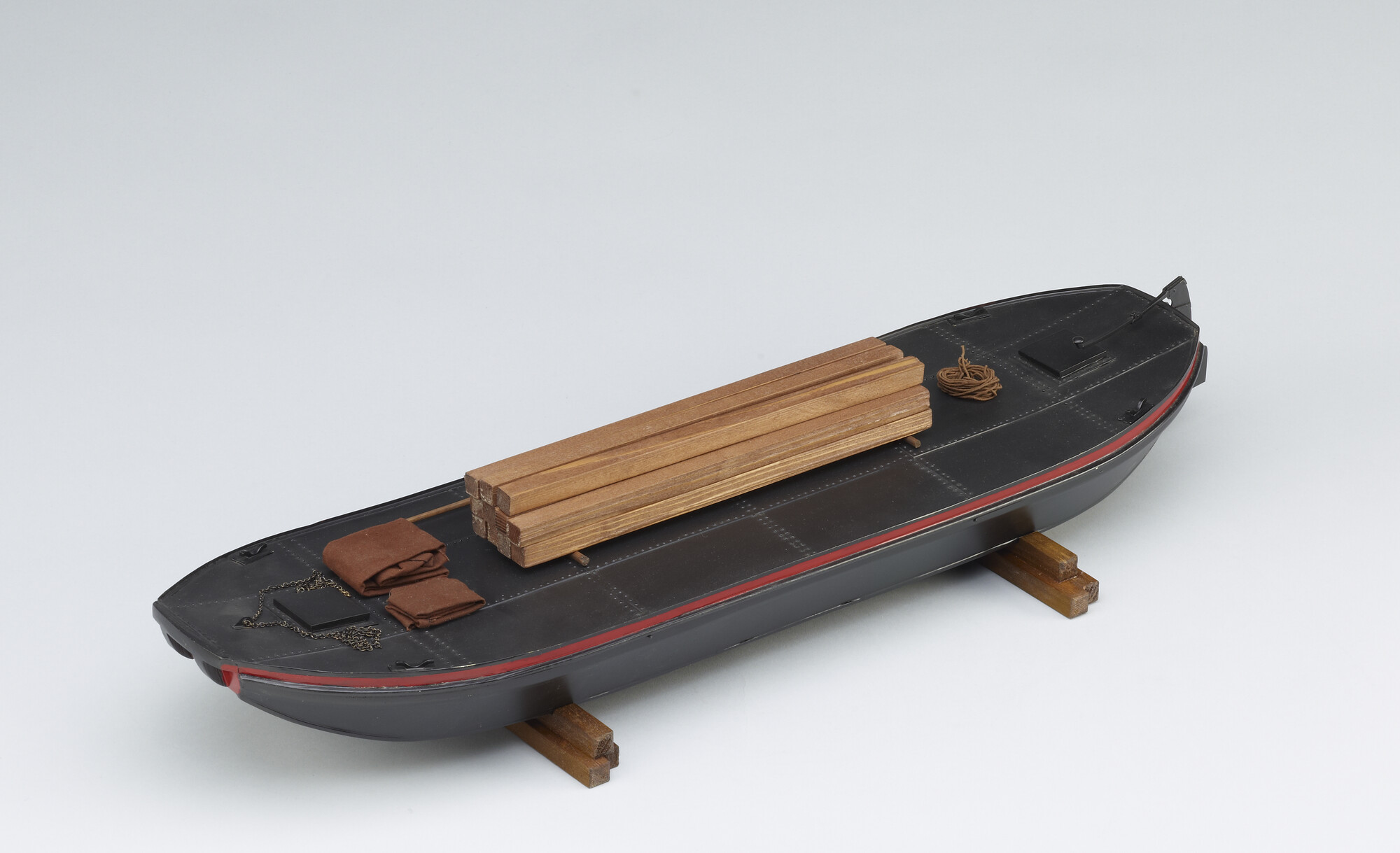 A.5325; Model van een ijzeren dekschuit; scheepsmodel