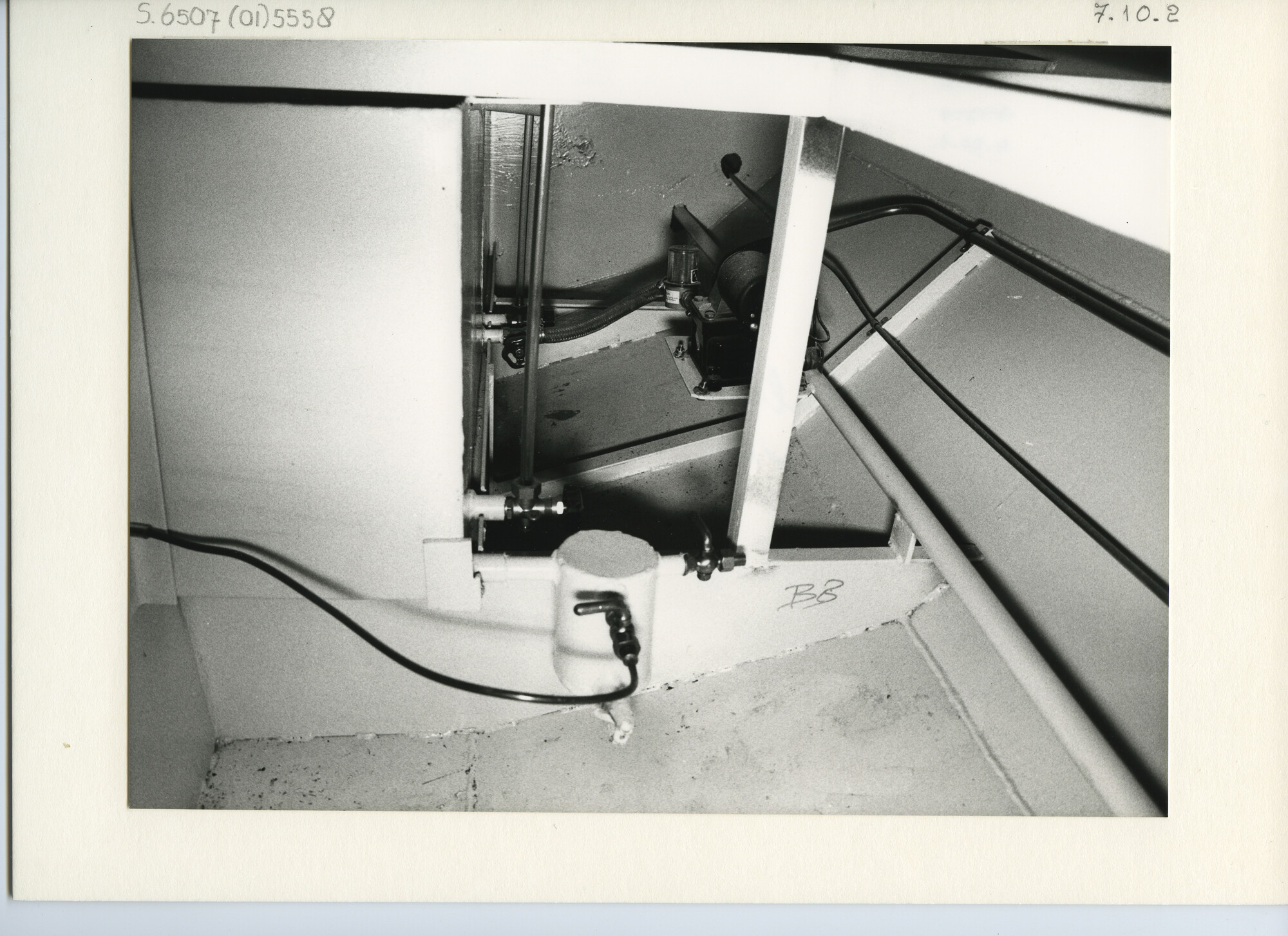 S.6507(01)5558; Foto van tank met peilglazen; foto