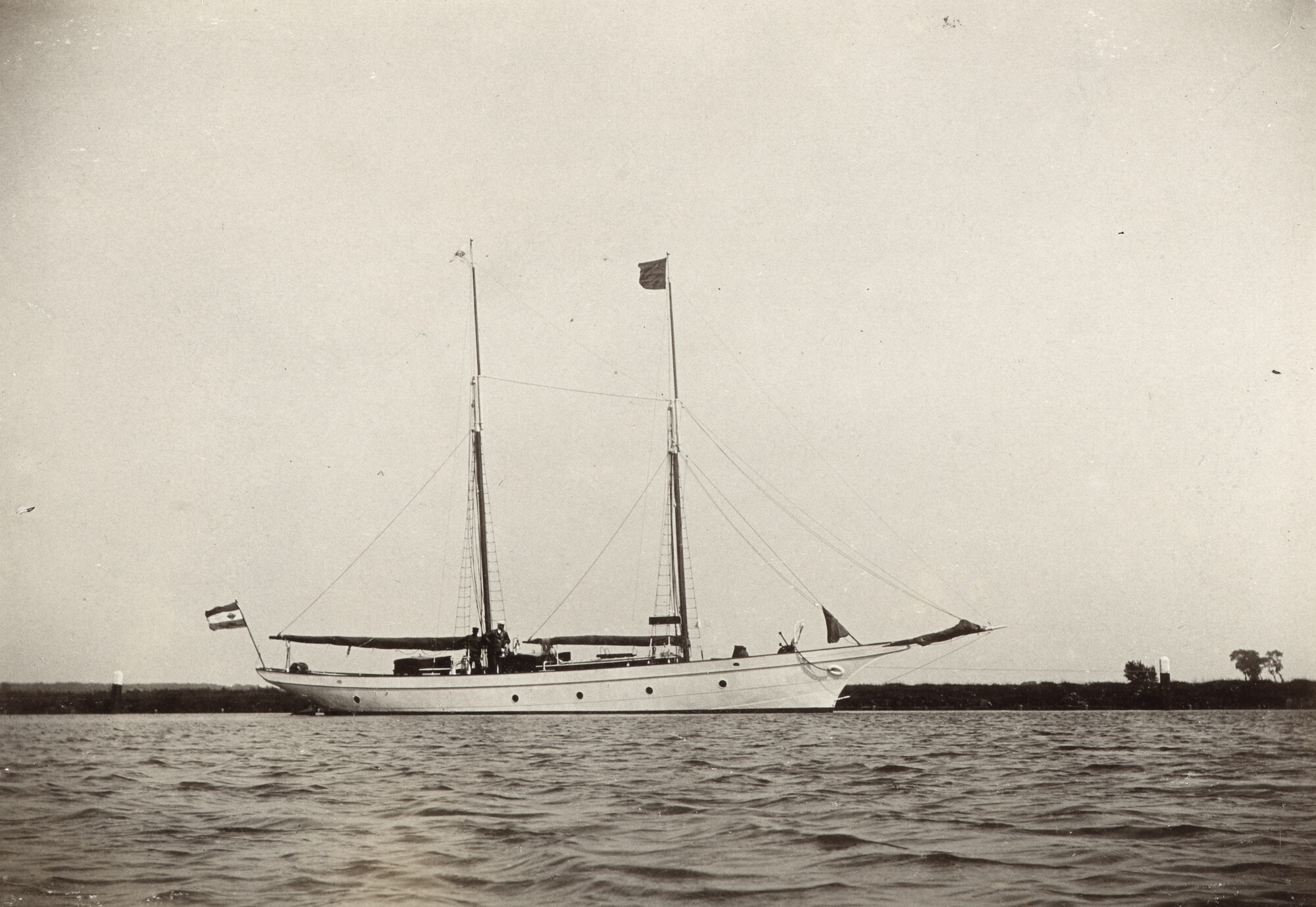 2010.0616; Gaffelschoener met klippersteven 'Meeuw' van 16.48 meter varend op ruim water; foto