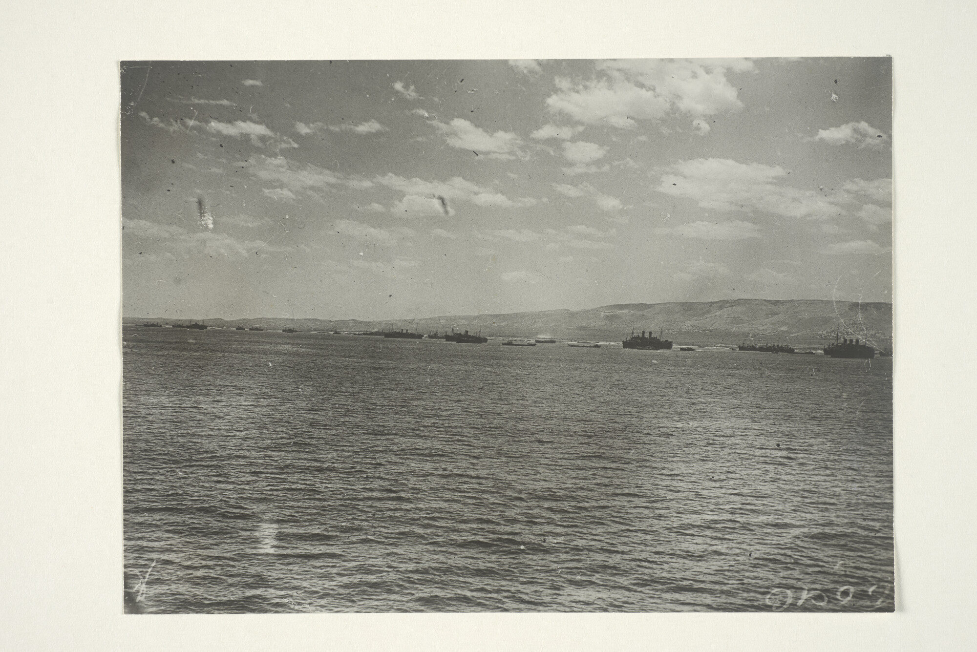 2000.3446; 'Allied Troopships anchor close inshore.' Troepentransportschepen liggen vlak bij het strand bij de invasie op Sicilië [...]; foto