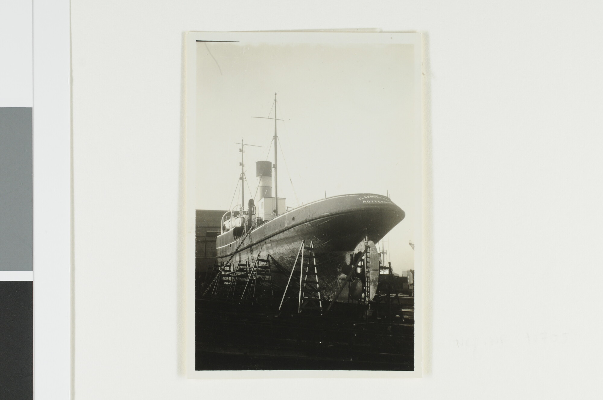 A.2867(03)002; De zeesleepboot 'Vlaanderen' van Bureau Wijsmuller voor reparaties op de dwarshelling van de werf Burgerhout te Rotterdam; foto
