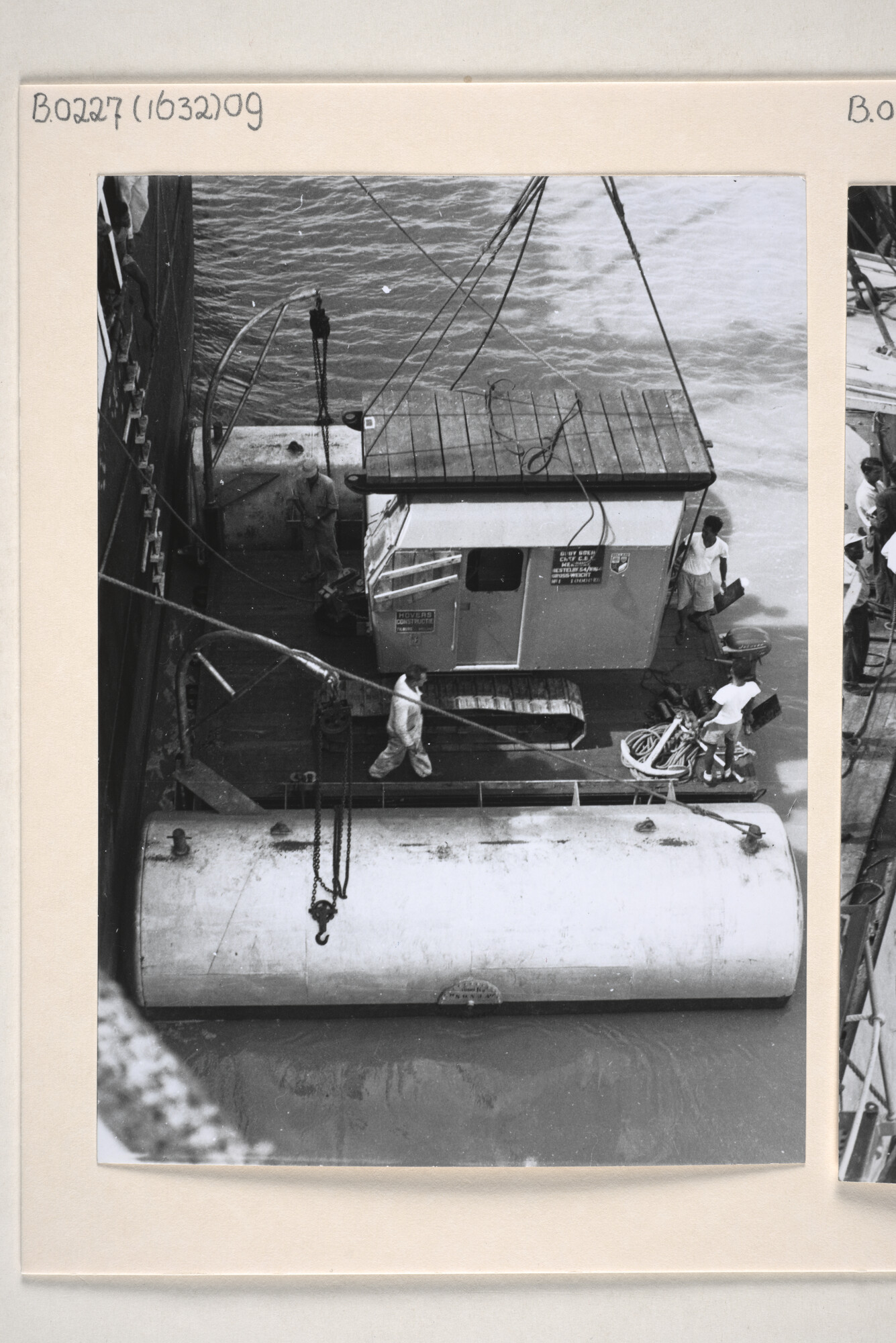 B.0227(1632)09; Foto van het vervoer van draglines met ms. Kaloekoe van Hollandia naar Merauke; foto