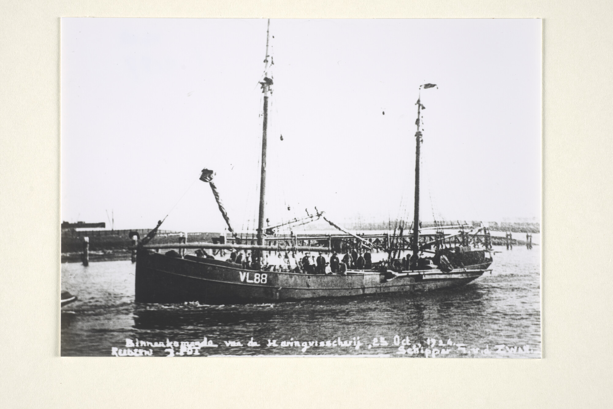 1997.1581; De Vlaardingse logger 'Adriana I' ('VL 881') eigendom van Joost Pot in Vlaardingen, omstreeks 1920; foto