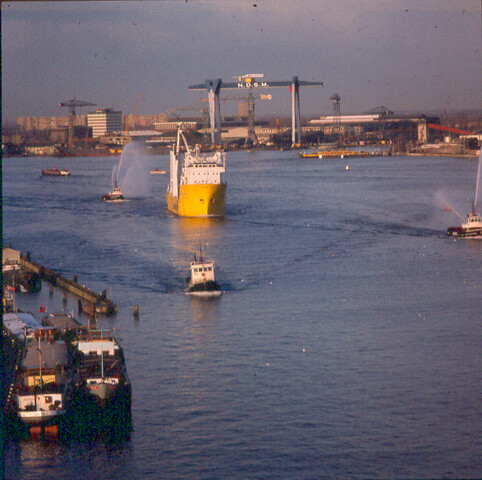S.9100(8572); Dia zwaar-transportschip ms. Happy Runner van Mammoet Shipping op het IJ [...]; diapositief