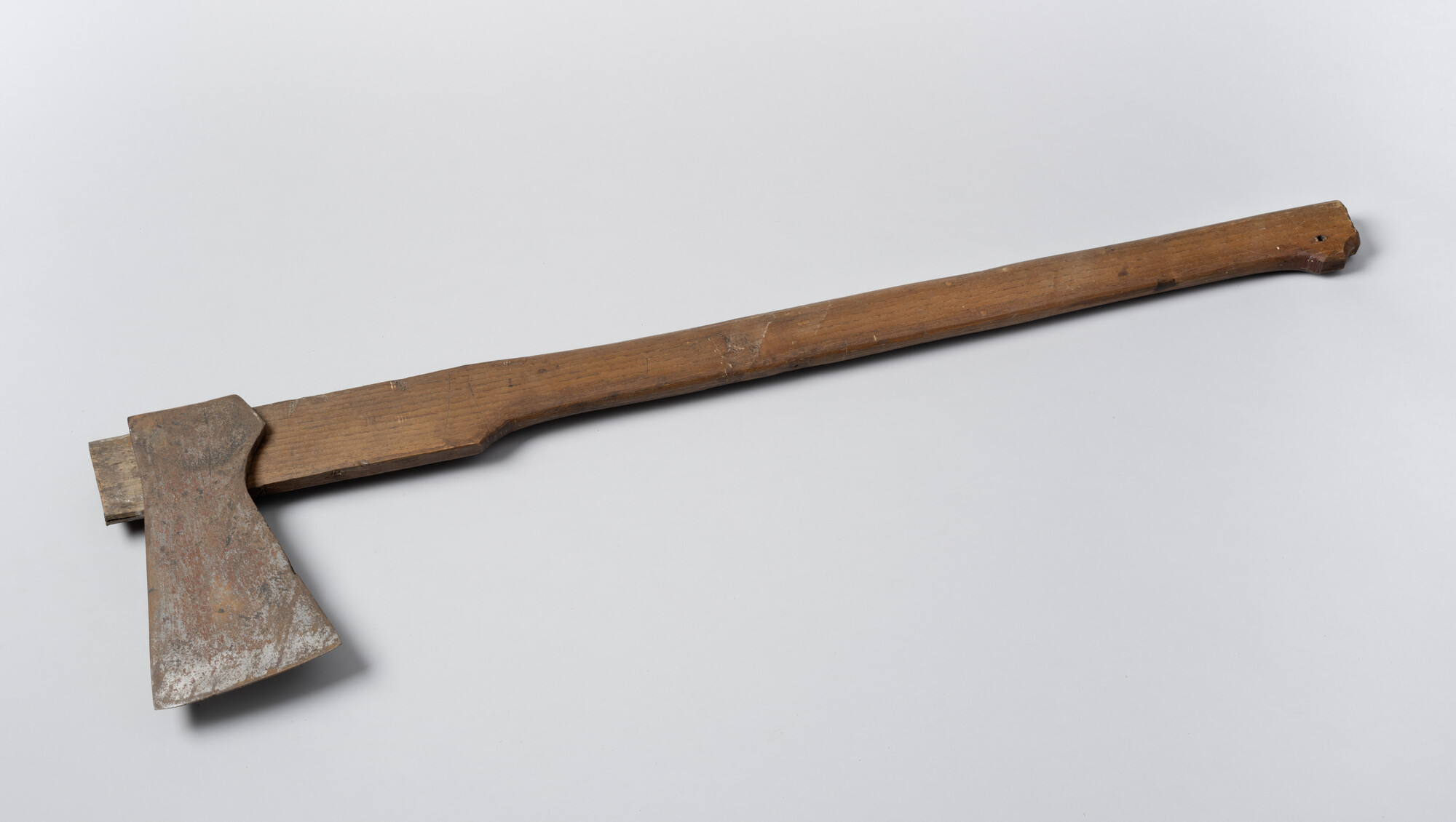 A.0096(20)2; Mastbijl met houten steel; bijl