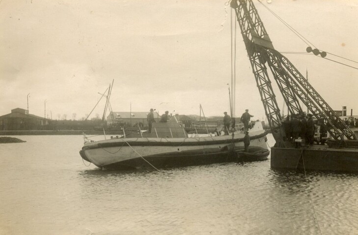 1993.6139; De eerste kantelproef van de zelfrichtende motorreddingboot Insulinde van [...]; foto