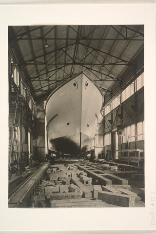 S.5219(12)0132; Foto's van de onder MDAP-voorwaarden gebouwde houten kustmijnenveger Hr.Ms. 'Venlo' (M 817) bij de ASM te Arnhem; fotoreportage