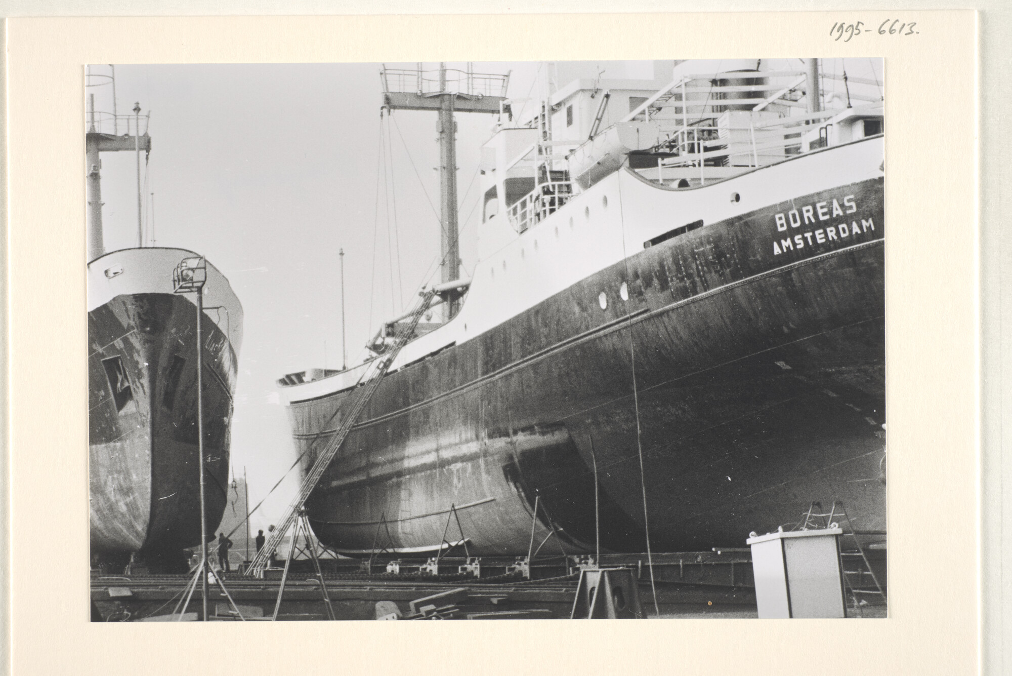 1995.6613; De coaster ms. 'Boreas' van de KNSM gezien bij een hellingbeurt op de Oranjewerf te Amsterdam; foto