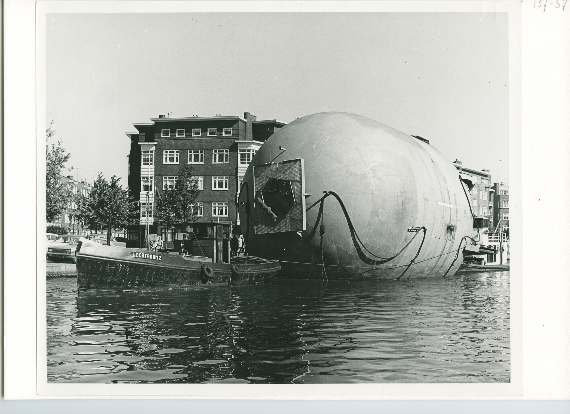 S.5444(04635)02; Fotos het transport van een Butaan-opslagtank voor Shell Pernis [...]; foto