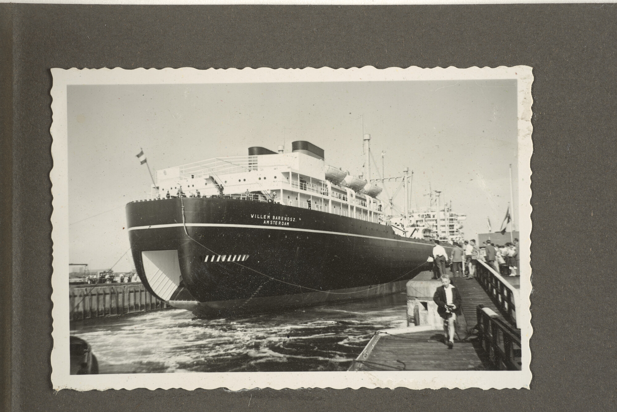 1996.4650; Bladen uit een album met foto's van het vertrek uit Amsterdam en verwerken van potvissen a/b ms. Willem Barendsz; foto
