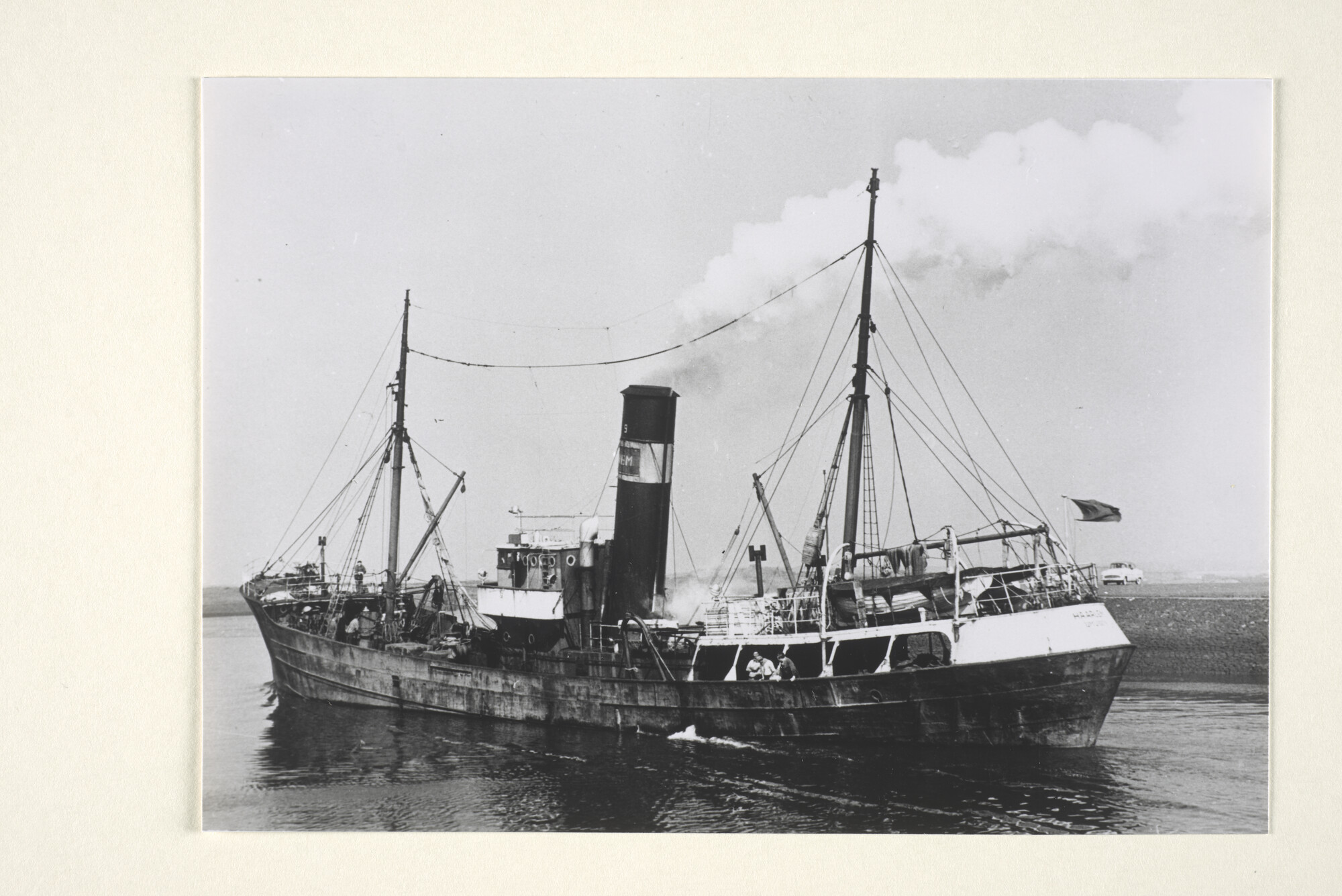 1997.1676; De stoomtrawler 'Haarlem' ('IJM 9') van de Algemene Visserij Maatschappij de VEM uit IJmuiden, gebouwd in 1938 bij Cochrane & Sons Ltd te Selby; foto