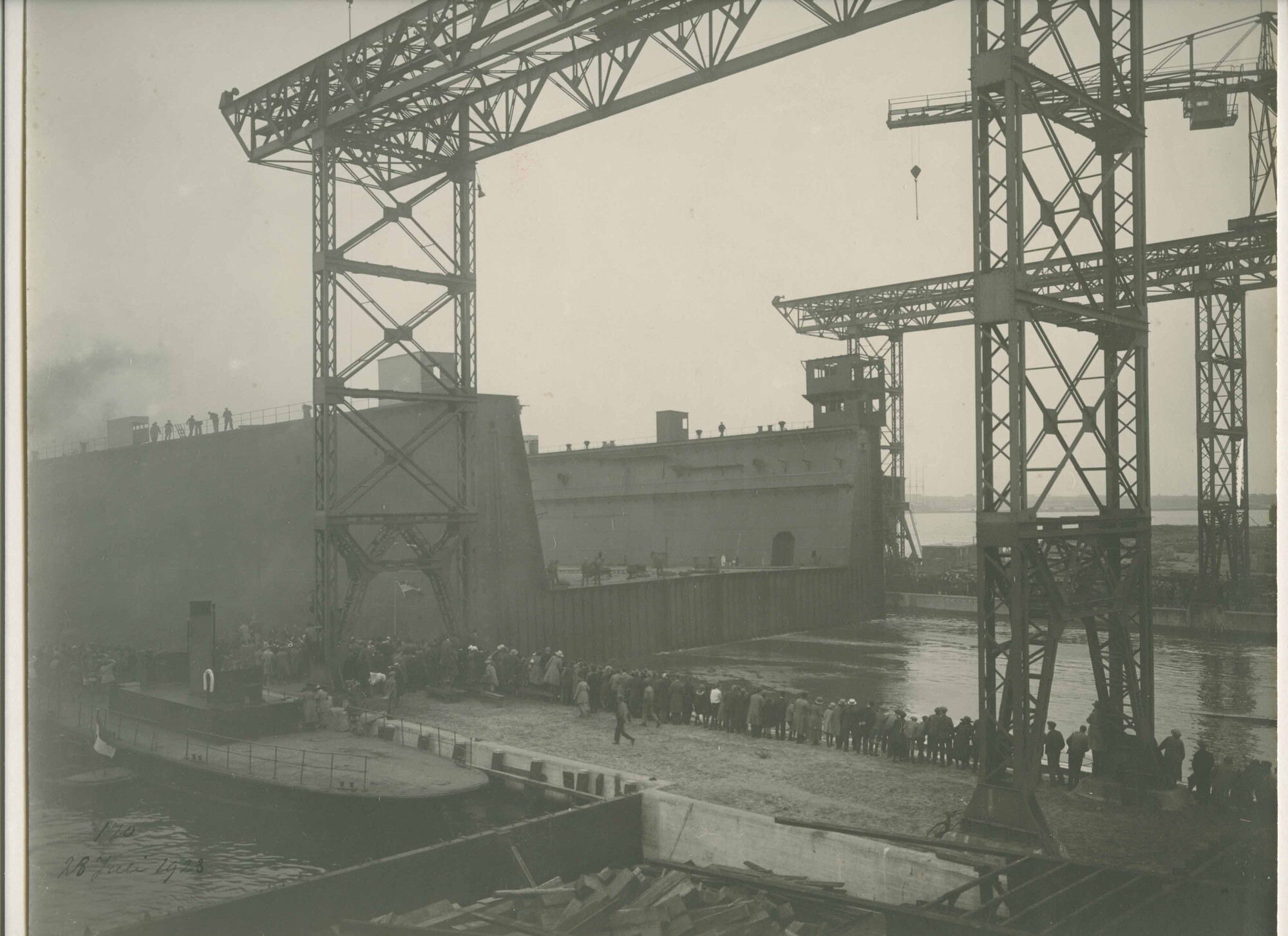 S.5444(0573)4; Foto van de tewaterlating van een deel van het drijvend droogdok Hendrikdok; foto