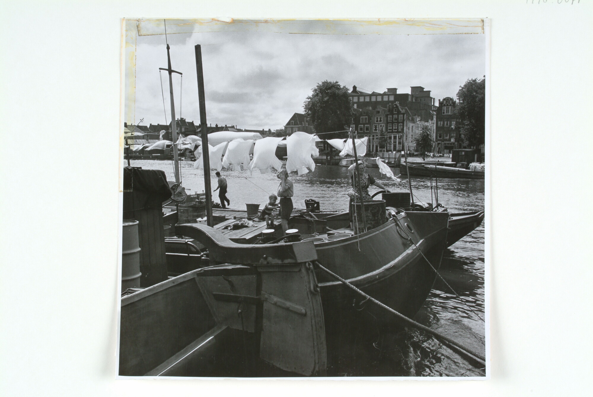 1998.0071; Stadsgezicht in Amsterdam: een schippersfamilie op een binnenvaartschip hangt de was uit bij de Zandhoek [...]; foto