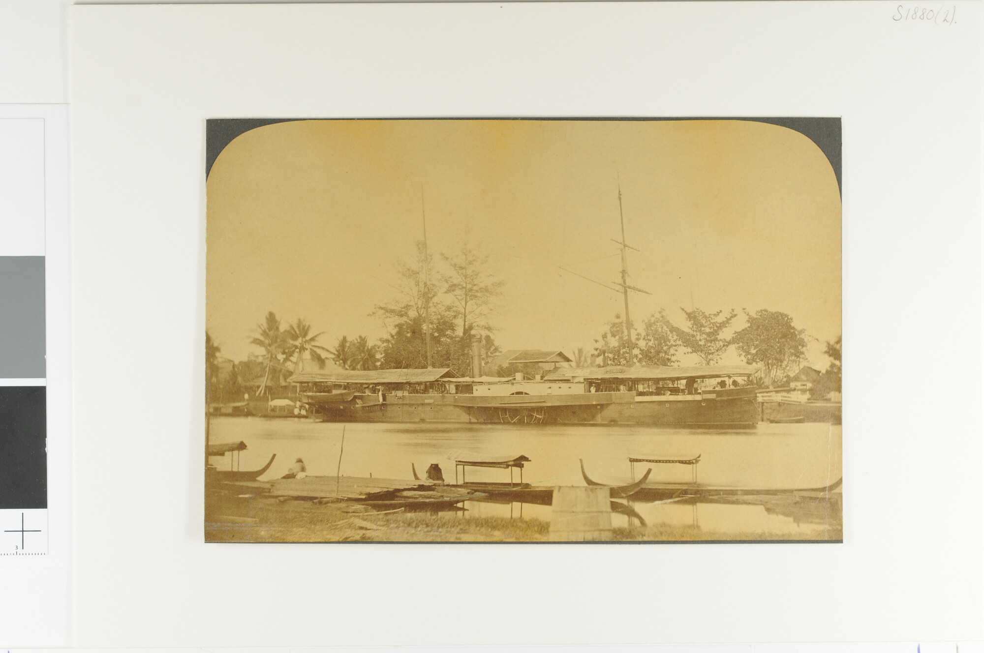 S.1880(02); Het raderstoomschip 4e klasse Zr.Ms. Onrust in Indische wateren; foto