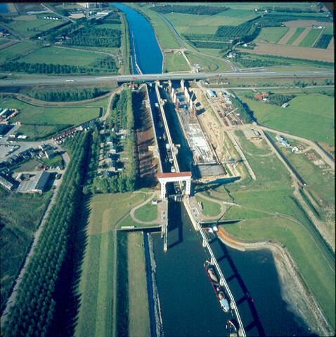S.9100(7294); Dia (luchtfoto) uitbreiding Prins Bernhardsluis bij Tiel; diapositief