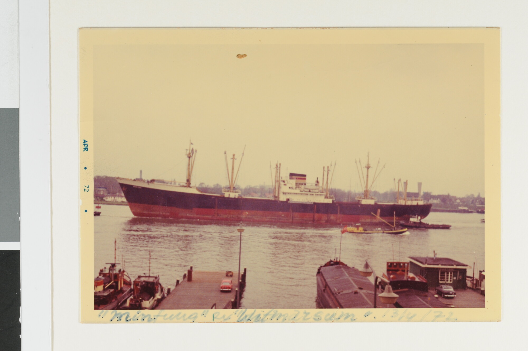 S.7032(032); Het vrachtschip ms. Mintung (ex- Witmarsum van de Stoomvaart Maatschappij Oostzee) bij het verlaten van de haven van Amsterdam [...]; foto