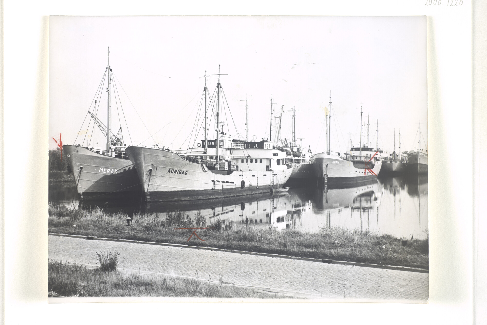 2000.1220; Diverse Groningse coasters, w.o. de 'Merak', 'Auriga G.' en 'Edison' zijn opgelegd in verband met de crisis in de kustvaart, september 1969; foto